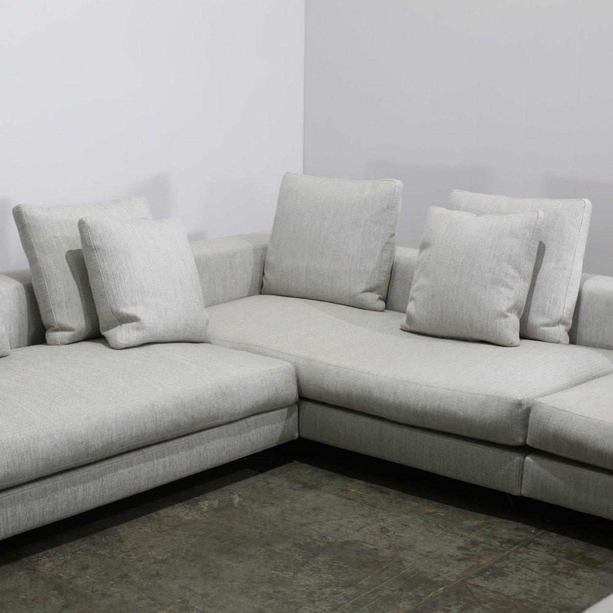 Minotti Hellgraues Sektionssofa im Angebot 1