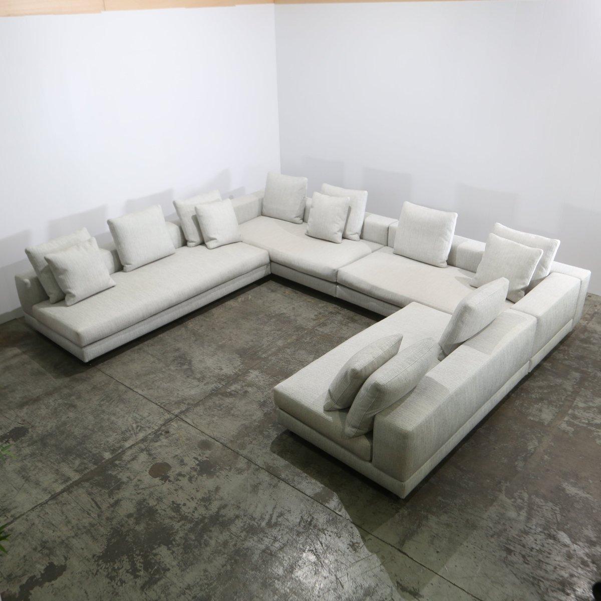 Minotti Hellgraues Sektionssofa im Angebot 2
