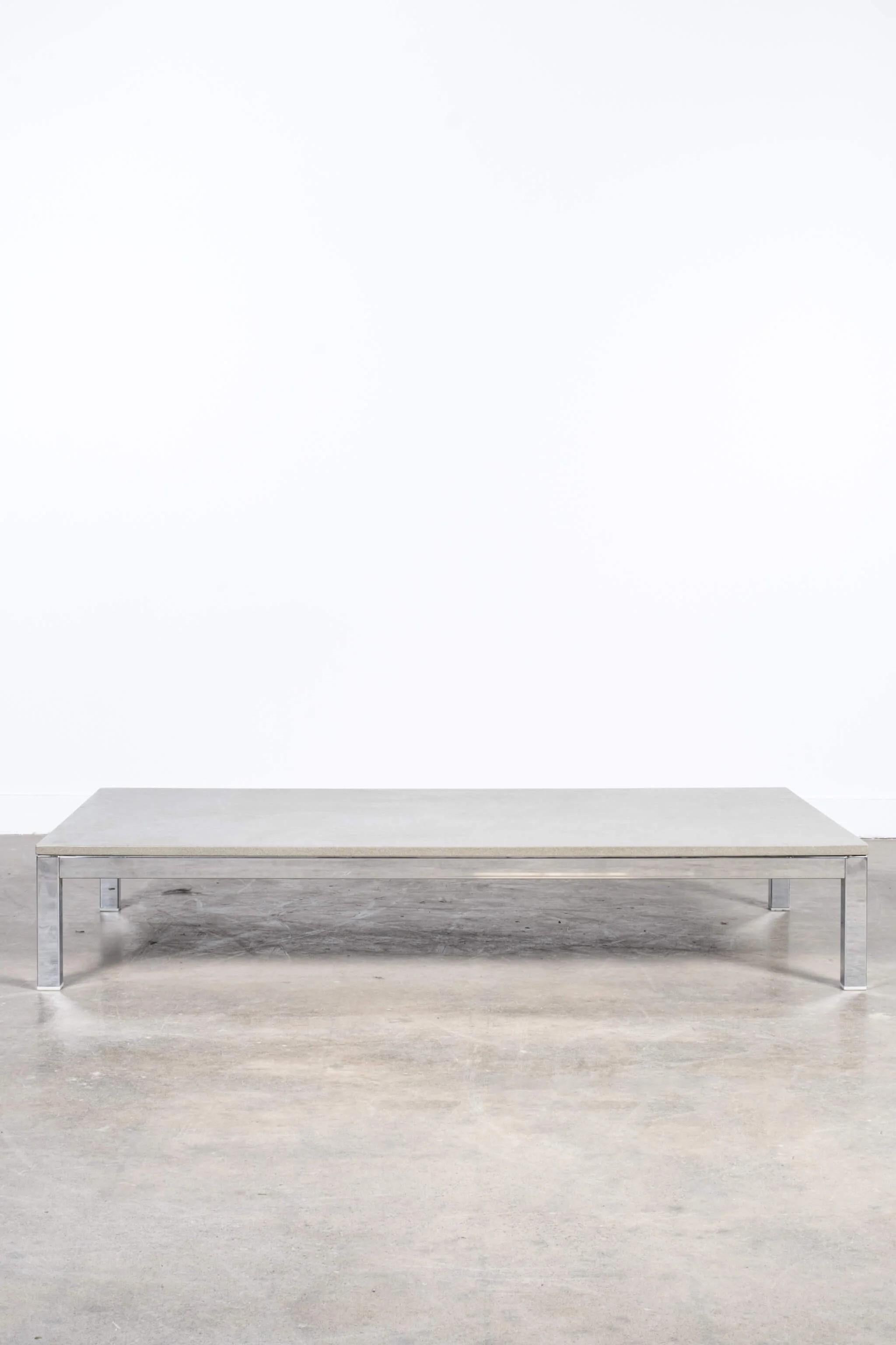 Postmoderne Minotti Table basse à profil bas en chrome avec plateau en pierre en vente