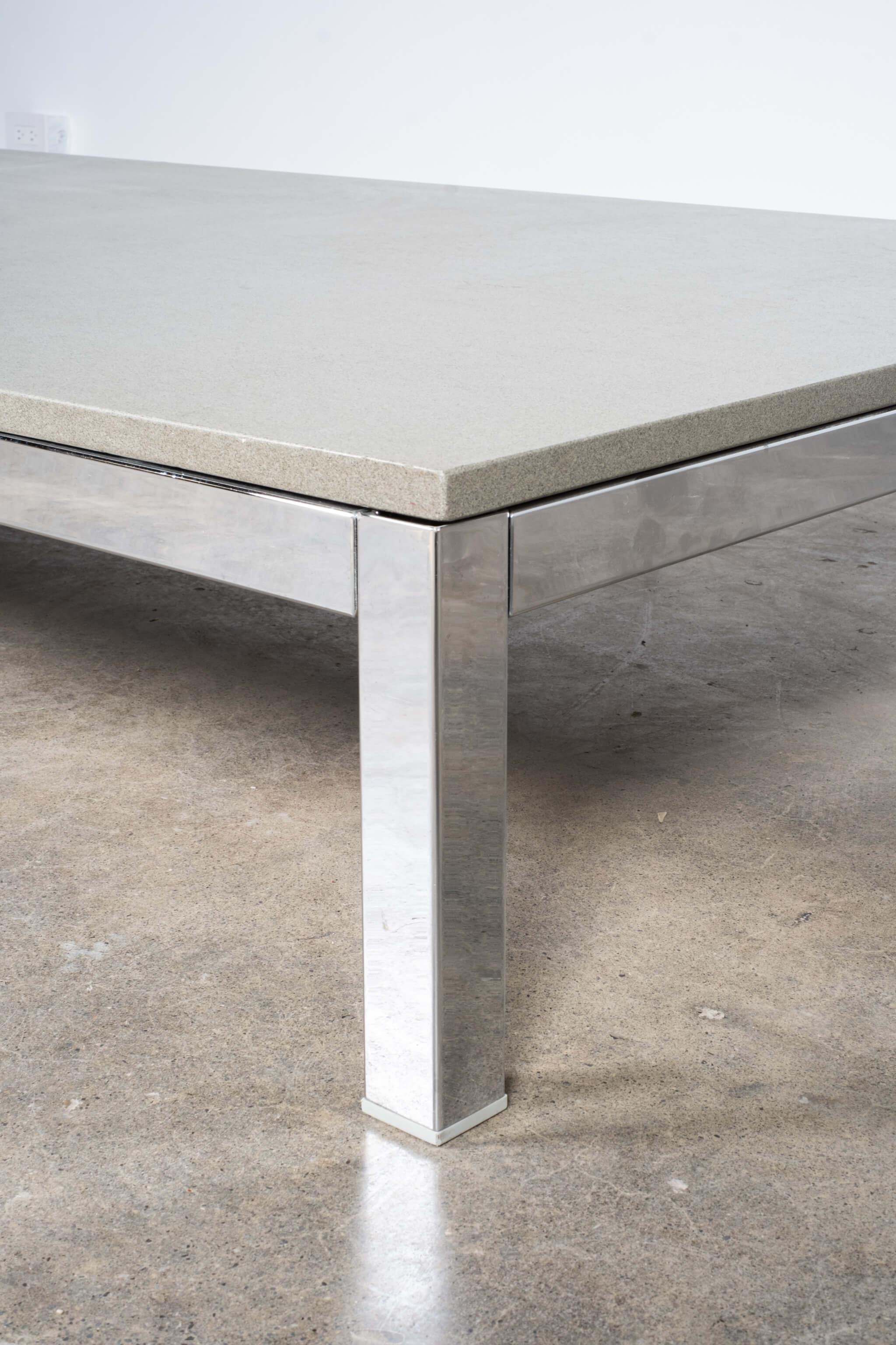italien Minotti Table basse à profil bas en chrome avec plateau en pierre en vente
