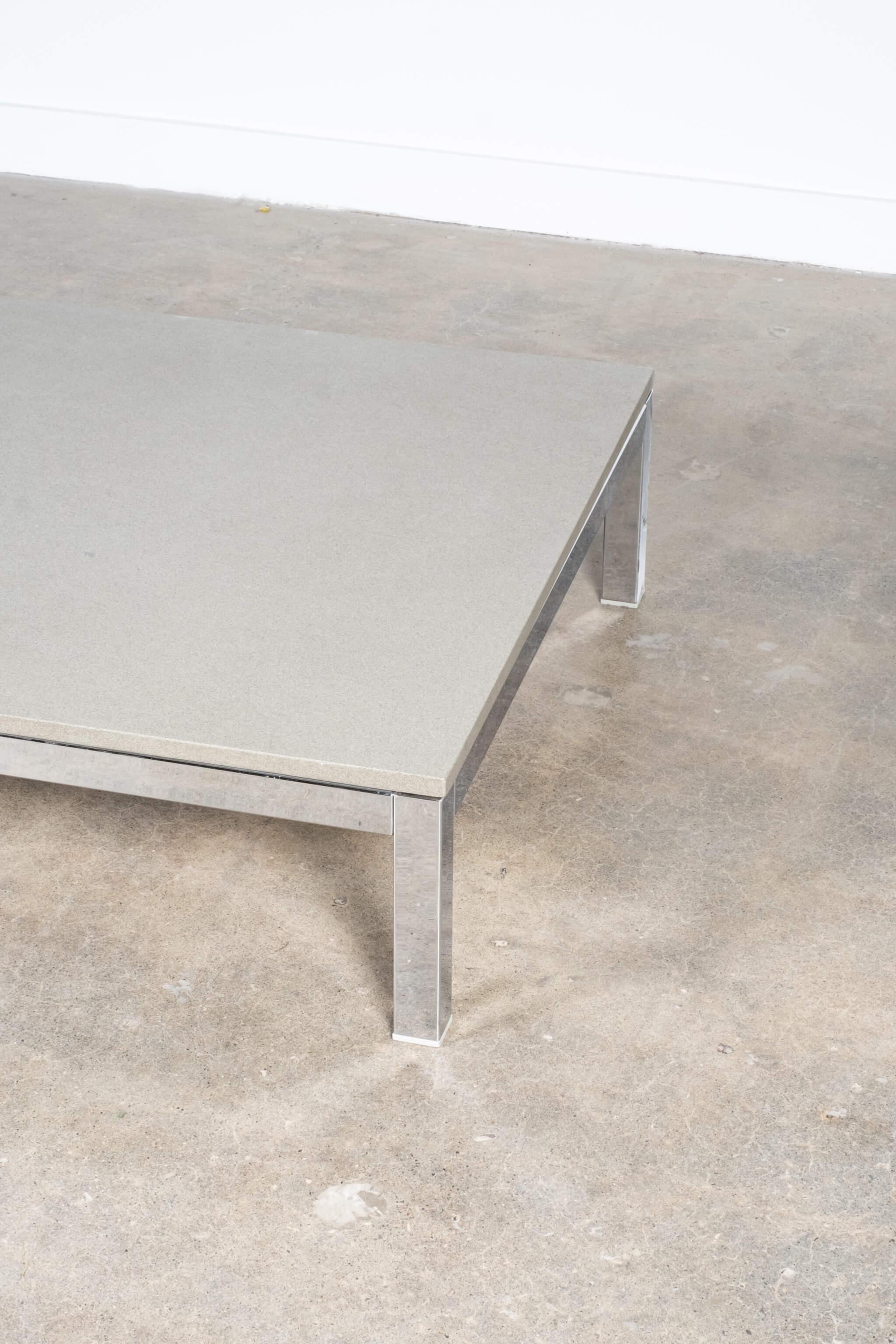 Minotti Table basse à profil bas en chrome avec plateau en pierre Bon état - En vente à Toronto, CA