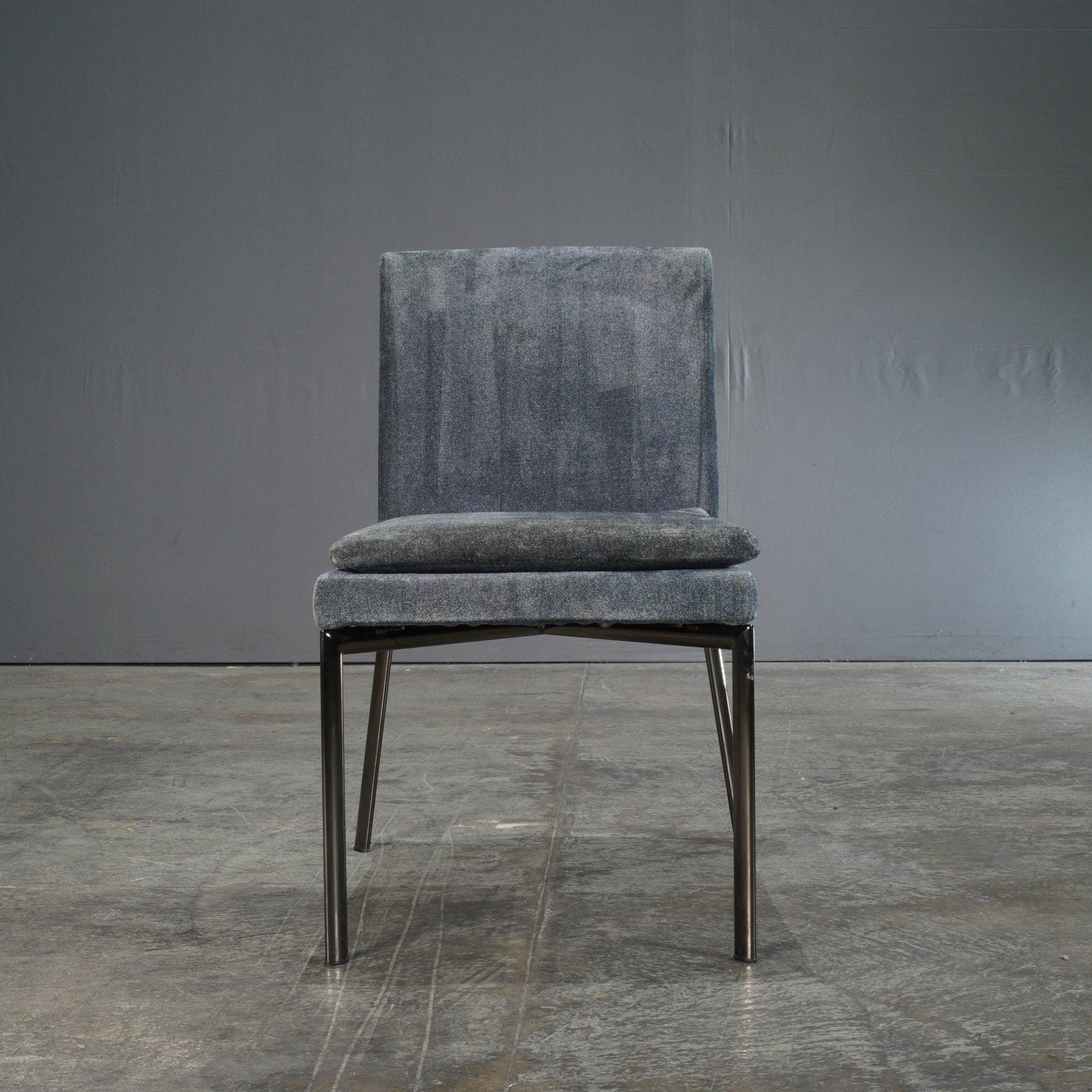 La Sedia Minotti Manet di Rodolfo Dordoni emana un'eleganza senza tempo, fondendo la forma classica con la sensibilità del design moderno. Rivestita in tessuto di lusso, la sedia presenta linee delicatamente curve che offrono un fascino visivo e un