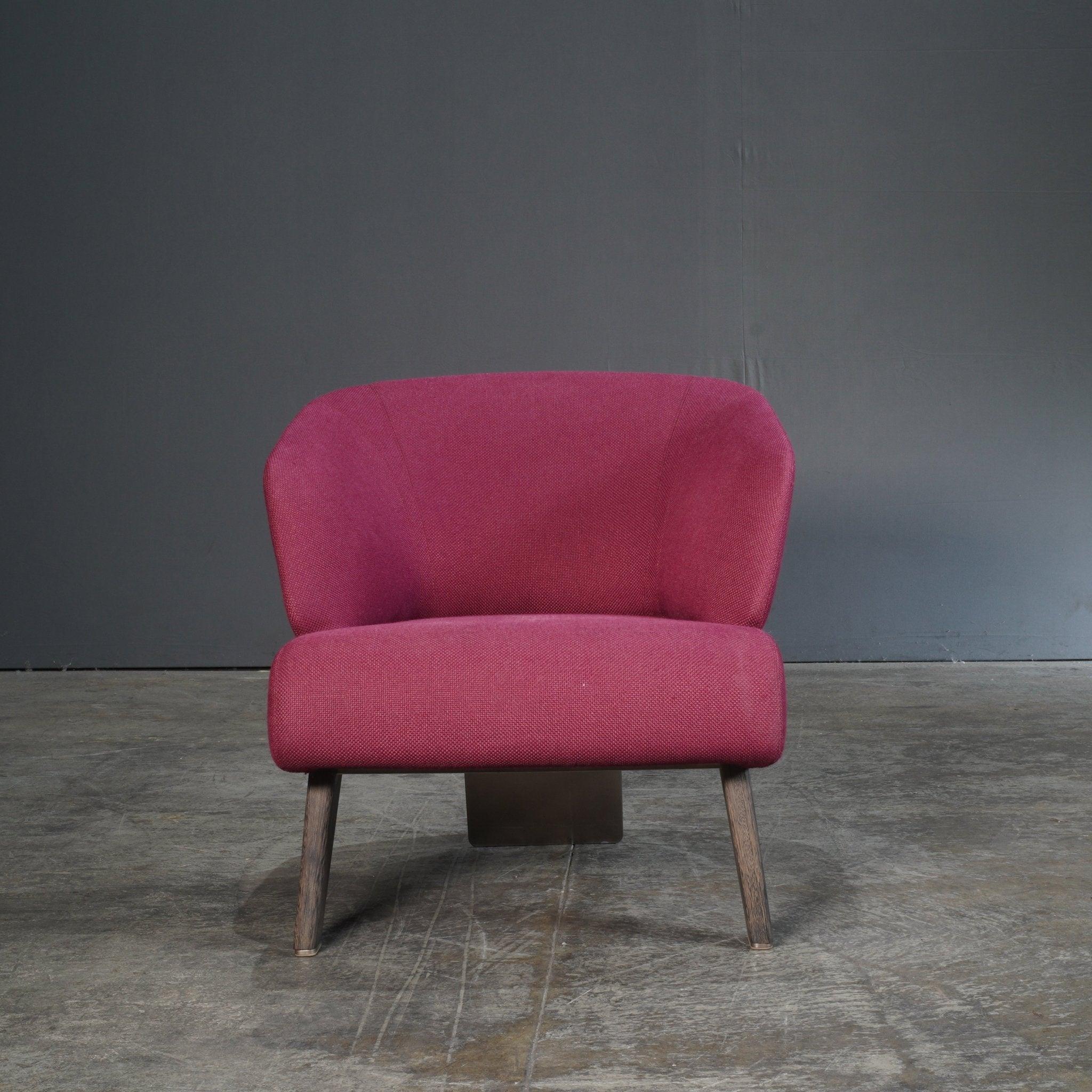 Der Plum Aston Armchair von Minotti ist eine atemberaubende Ergänzung für jeden luxuriösen Wohnbereich. Dieser Sessel zeichnet sich durch ein elegantes und modernes Design aus, mit einer geschwungenen Rückenlehne und einer weichen Polsterung für