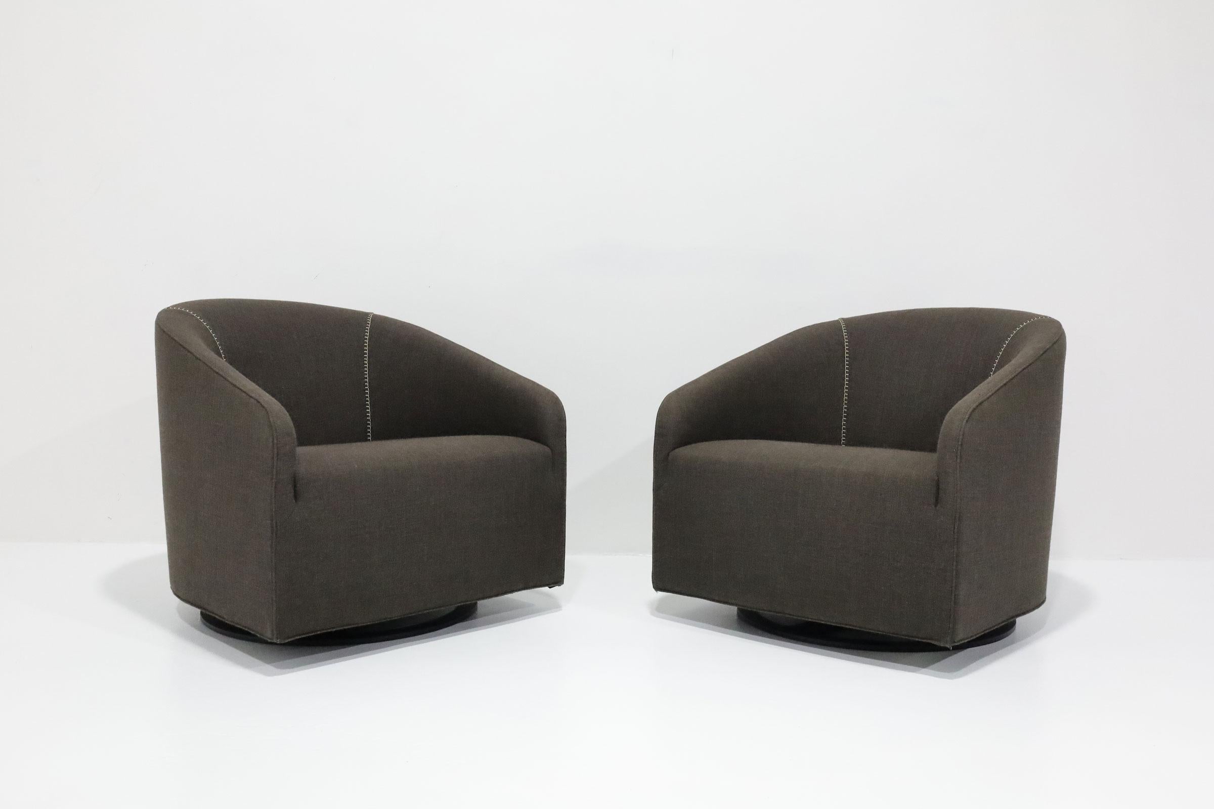 Sumérgete en una elegancia atemporal con este par de Sillones Giratorios Minotti Portofino, diseñados por el aclamado Rudolfo Dordoni. Sillones giratorios como nuevos diseñados por Rudolfo Dordoni para Minotti. Nos enorgullecemos de ofrecer muebles