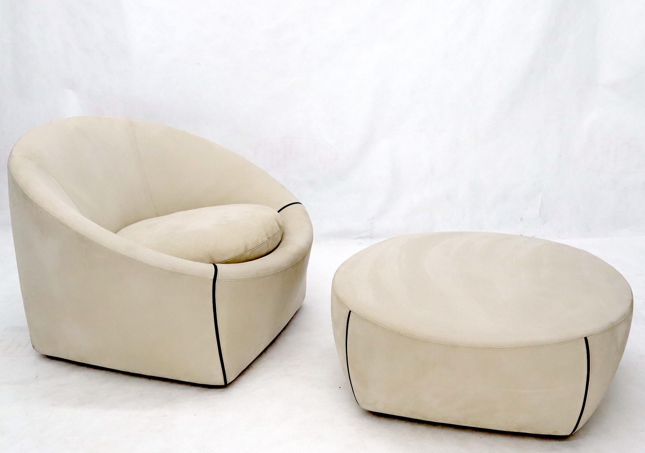 Super nice design rare pod shape lounge chair with matching ottoman by Minotti, made in Italy.
