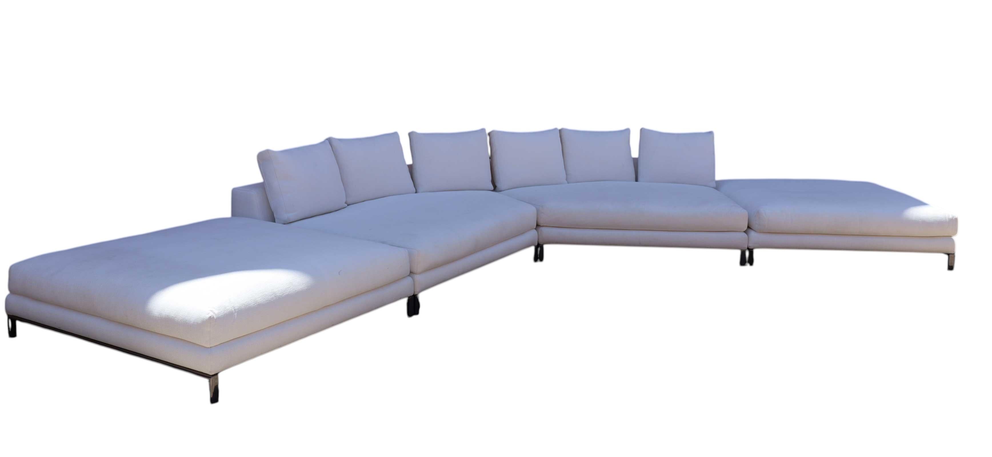 Dies ist eine schöne Sitzgruppe, die von Rodolfo Dordoni für Minotti entworfen wurde und zur Collection'S 2007 gehört. Diese Sitzgruppe besteht aus zwei großen, eckigen Sofas und zwei übergroßen Hockern. Sie können mehrere Konfigurationen anordnen.