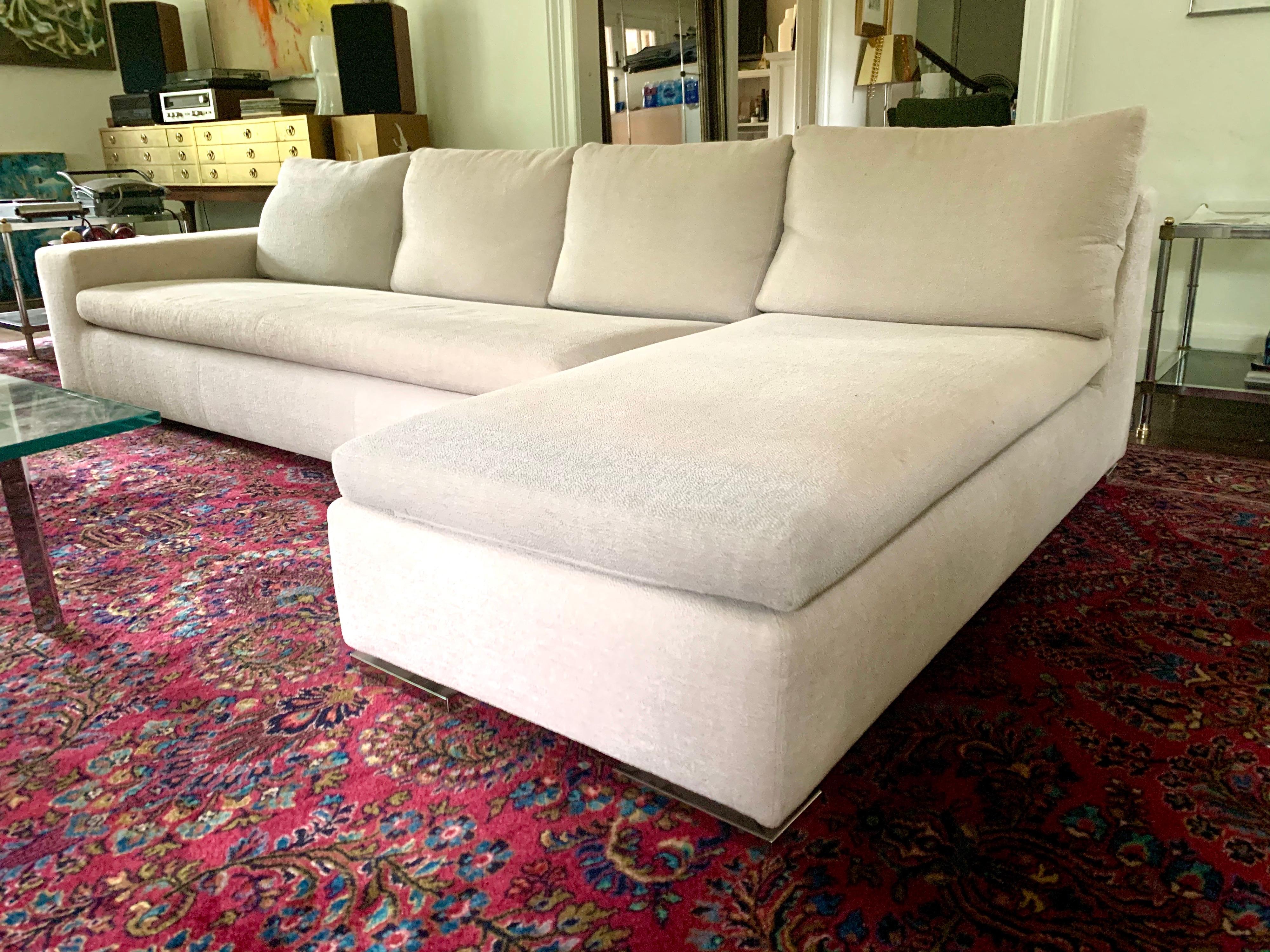Minotti Signed Floating Sectional Sofa Made in Italy im Zustand „Gut“ in West Hartford, CT