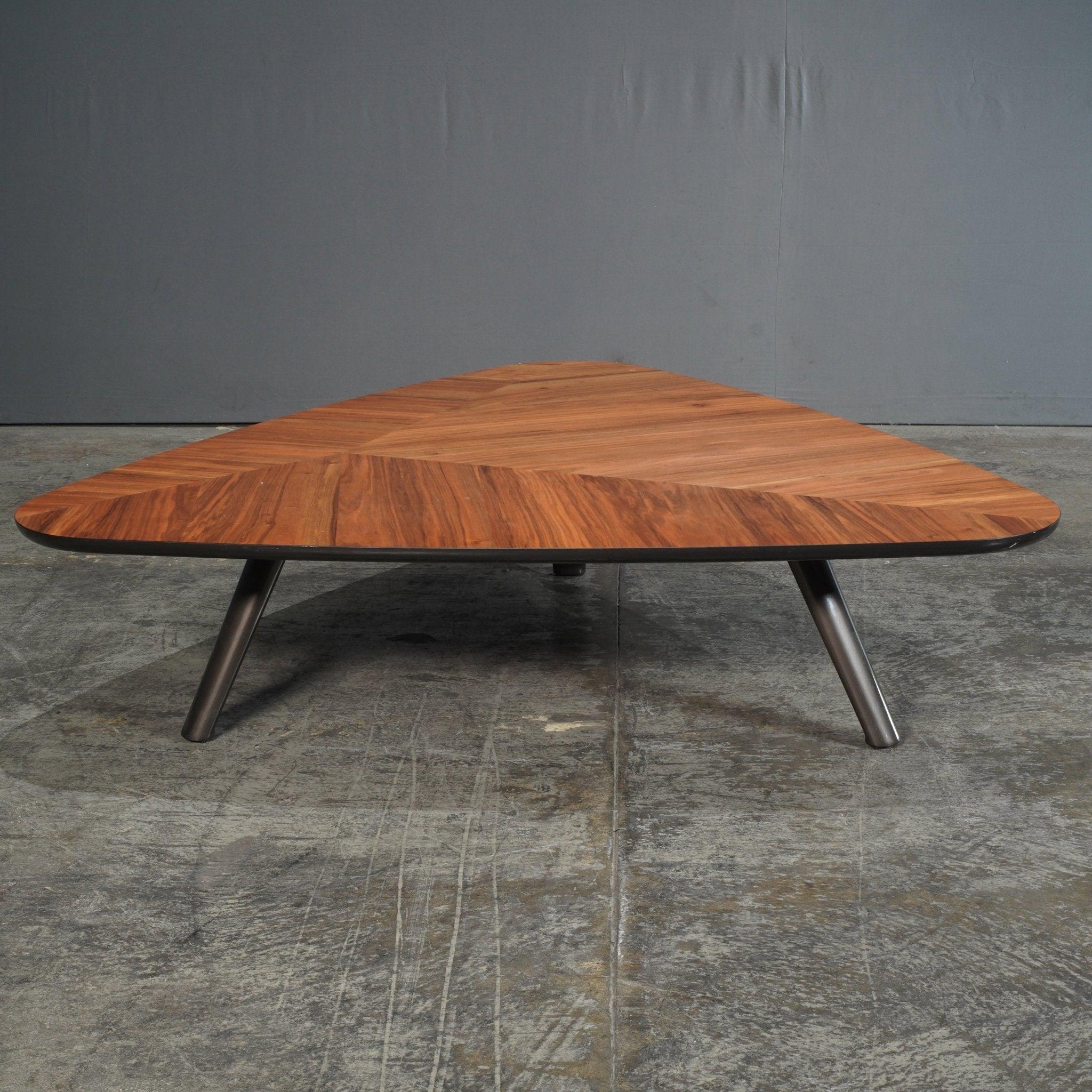 Minotti Sullivan Triangular Coffee Table by Rodolfo Dordoni In Good Condition For Sale In Basildon, London