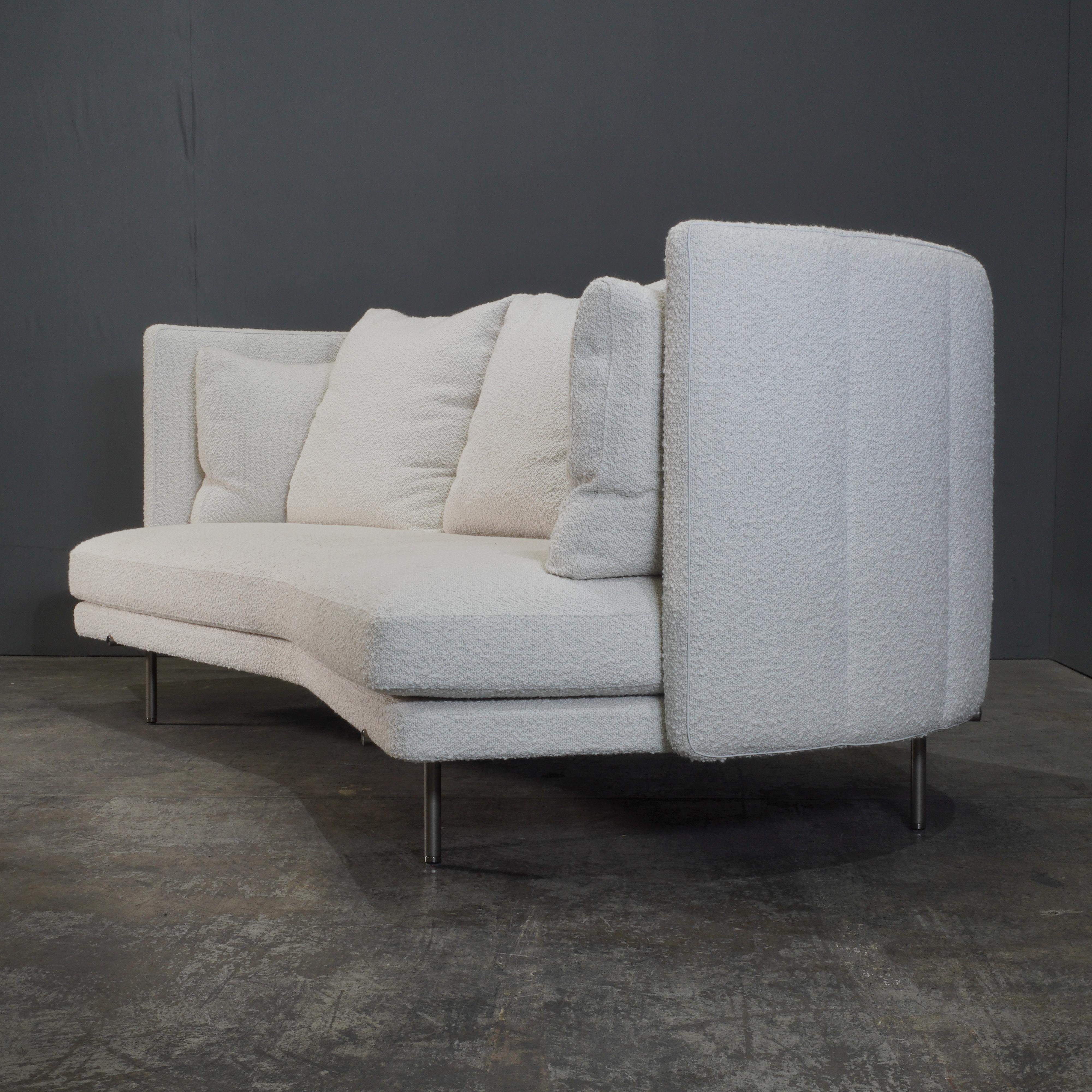 Te presentamos el Sofá Bajo Acodado Torii de Minotti, un complemento impresionante para cualquier salón moderno. Esta pieza elegante y sofisticada presenta un diseño angular único, que añade un toque de estilo contemporáneo a tu hogar. Fabricado con