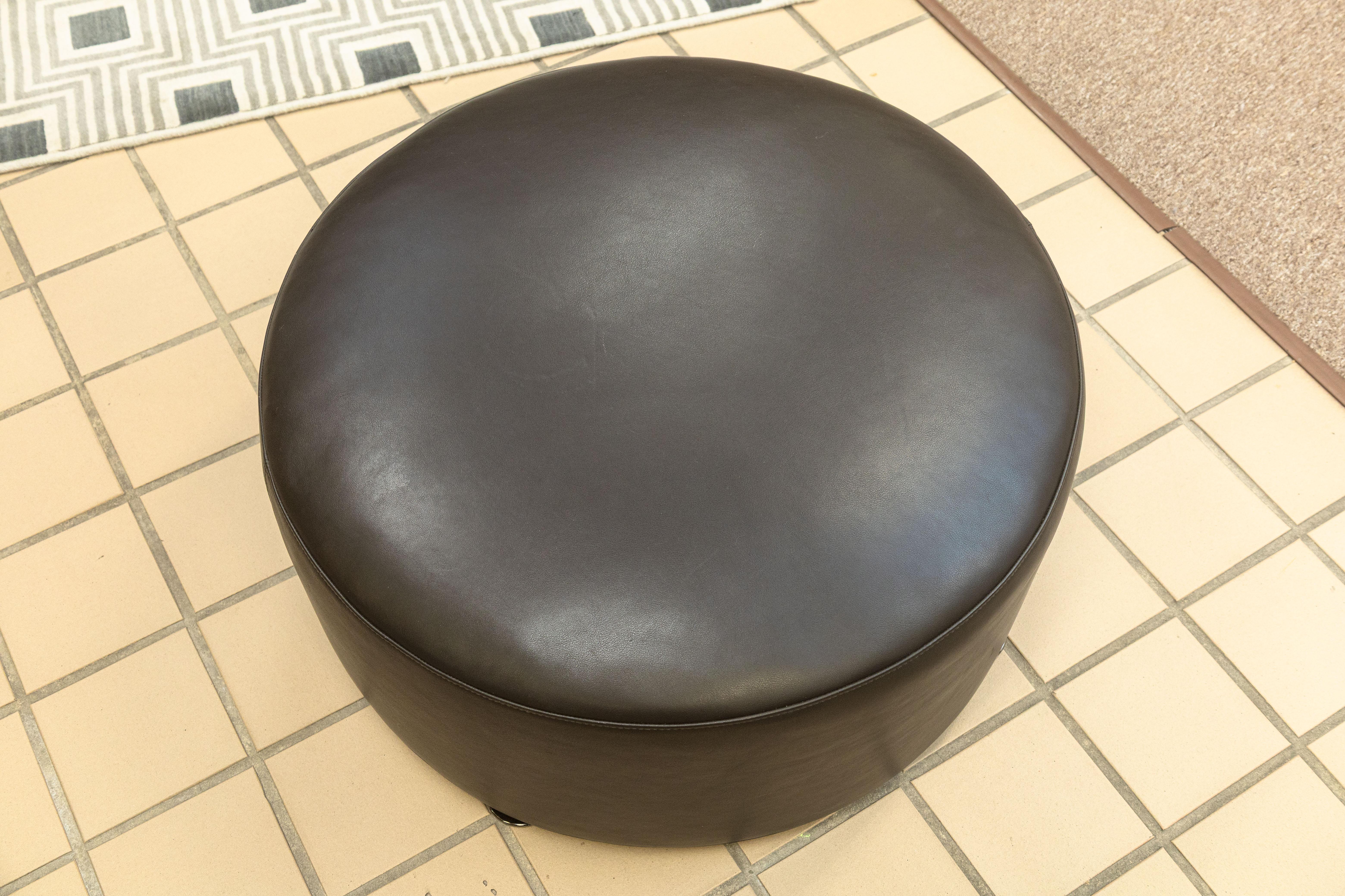 Moderno Minotti x Rodolfo Dordoni Davis - Pouf contemporaneo in pelle marrone scuro in vendita