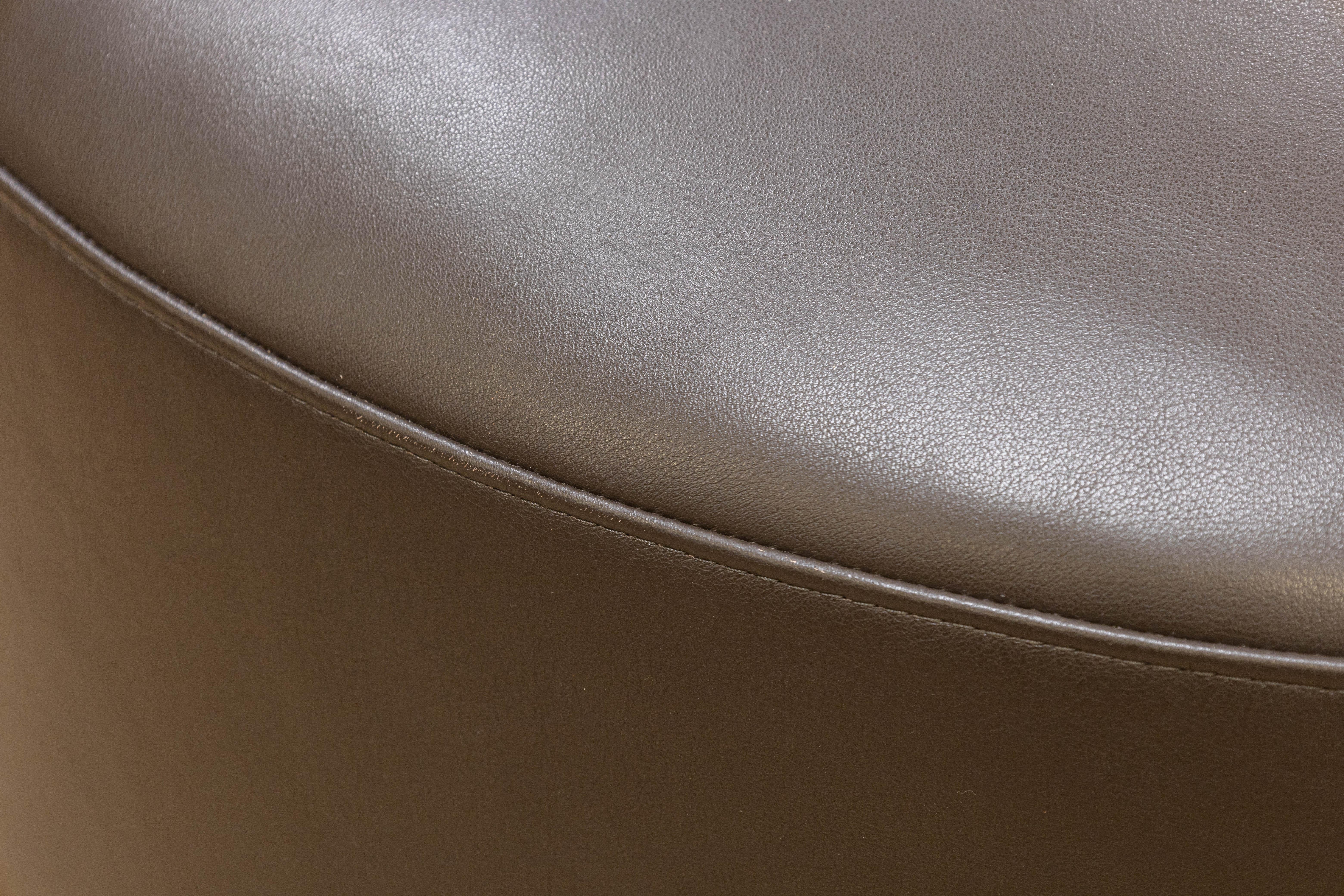 Italiano Minotti x Rodolfo Dordoni Davis - Pouf contemporaneo in pelle marrone scuro in vendita