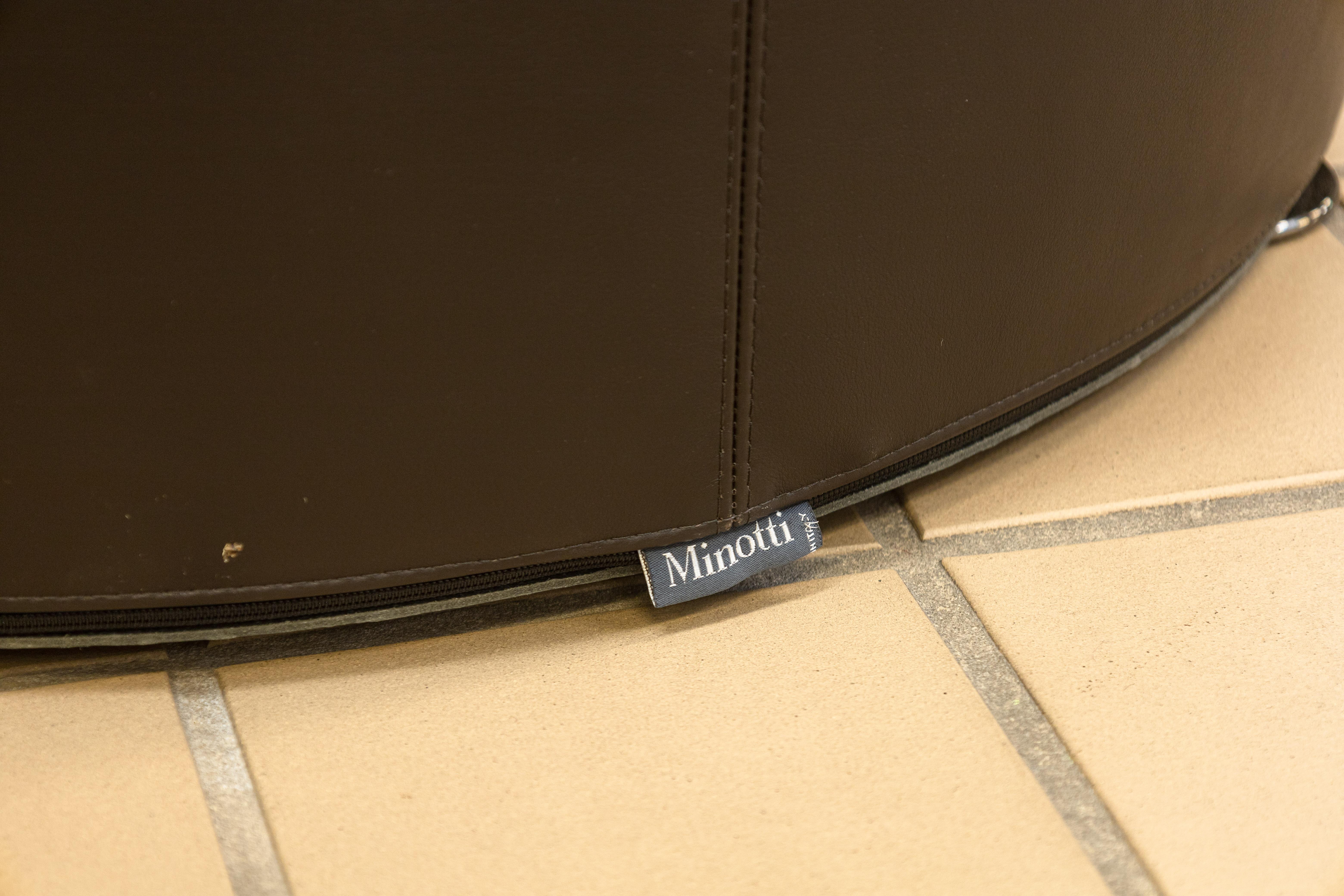 Minotti x Rodolfo Dordoni Davis - Pouf contemporaneo in pelle marrone scuro In condizioni buone in vendita a Keego Harbor, MI