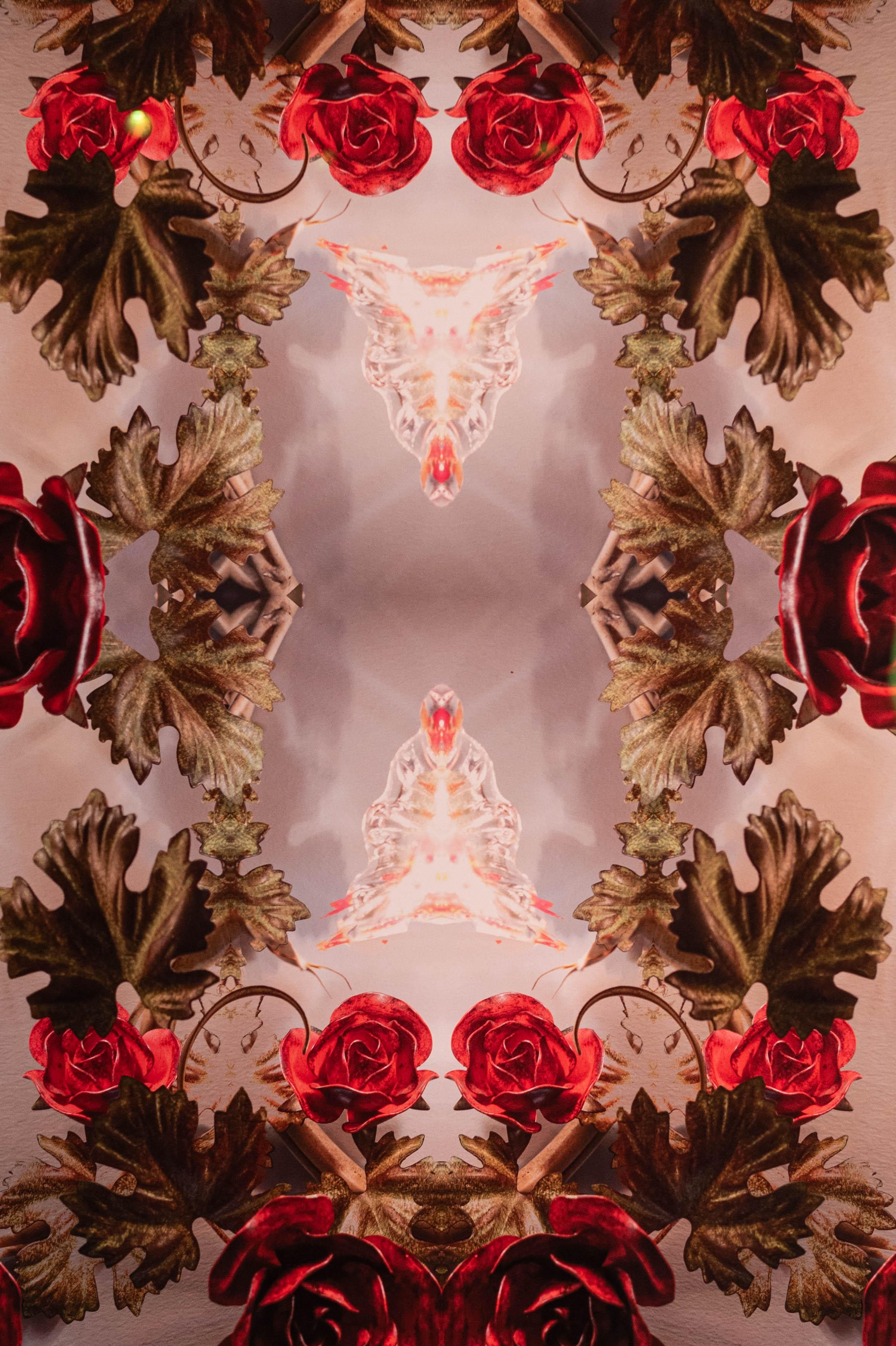 1-Lux – Fotografie Kunst der roten Rosen (Beige), Abstract Photograph, von Minou Delcamposanto