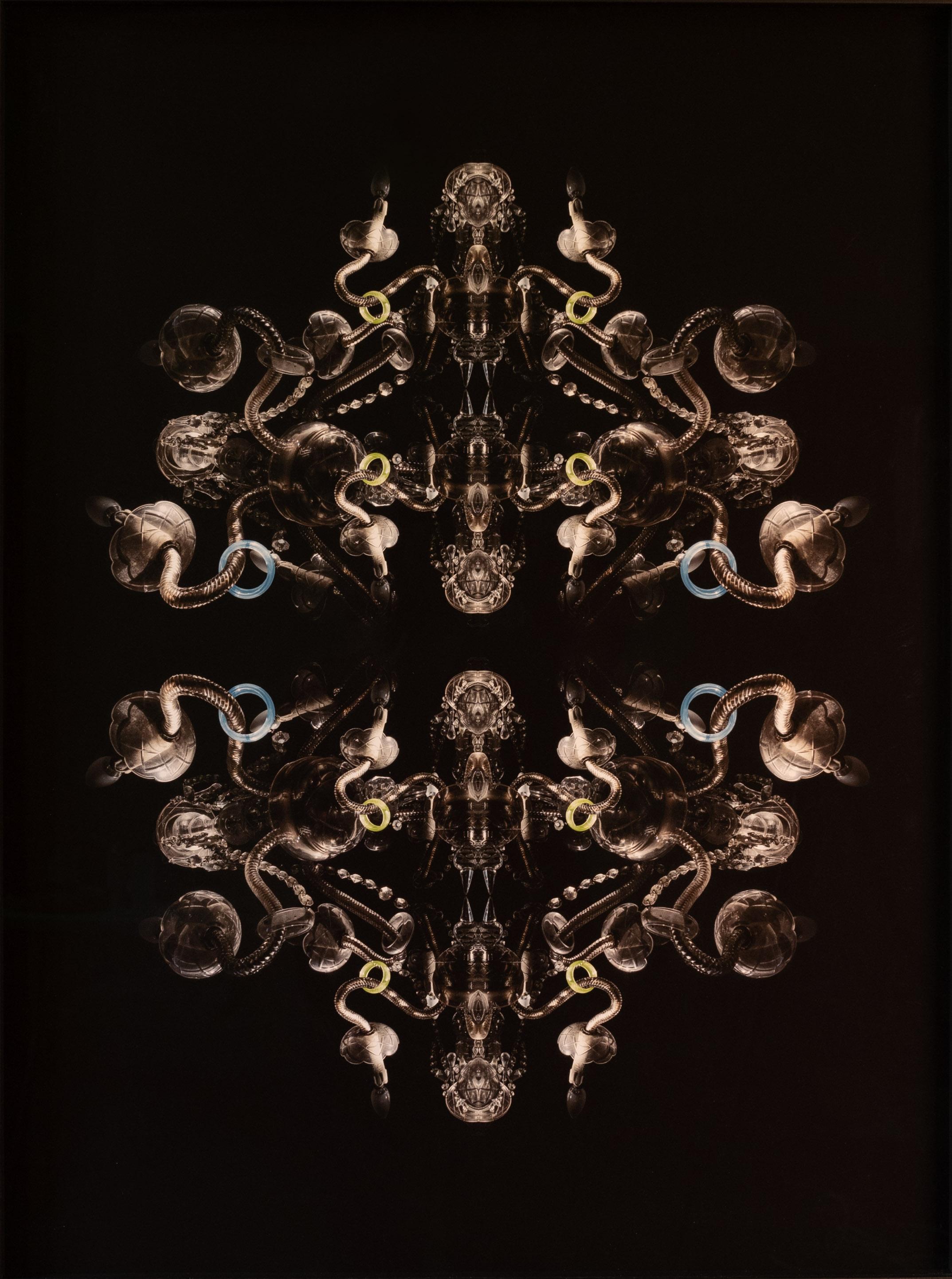 2-Lux – Fotokunstdruck eines Kronleuchters auf schwarzem Hintergrund (Moderne), Photograph, von Minou Delcamposanto