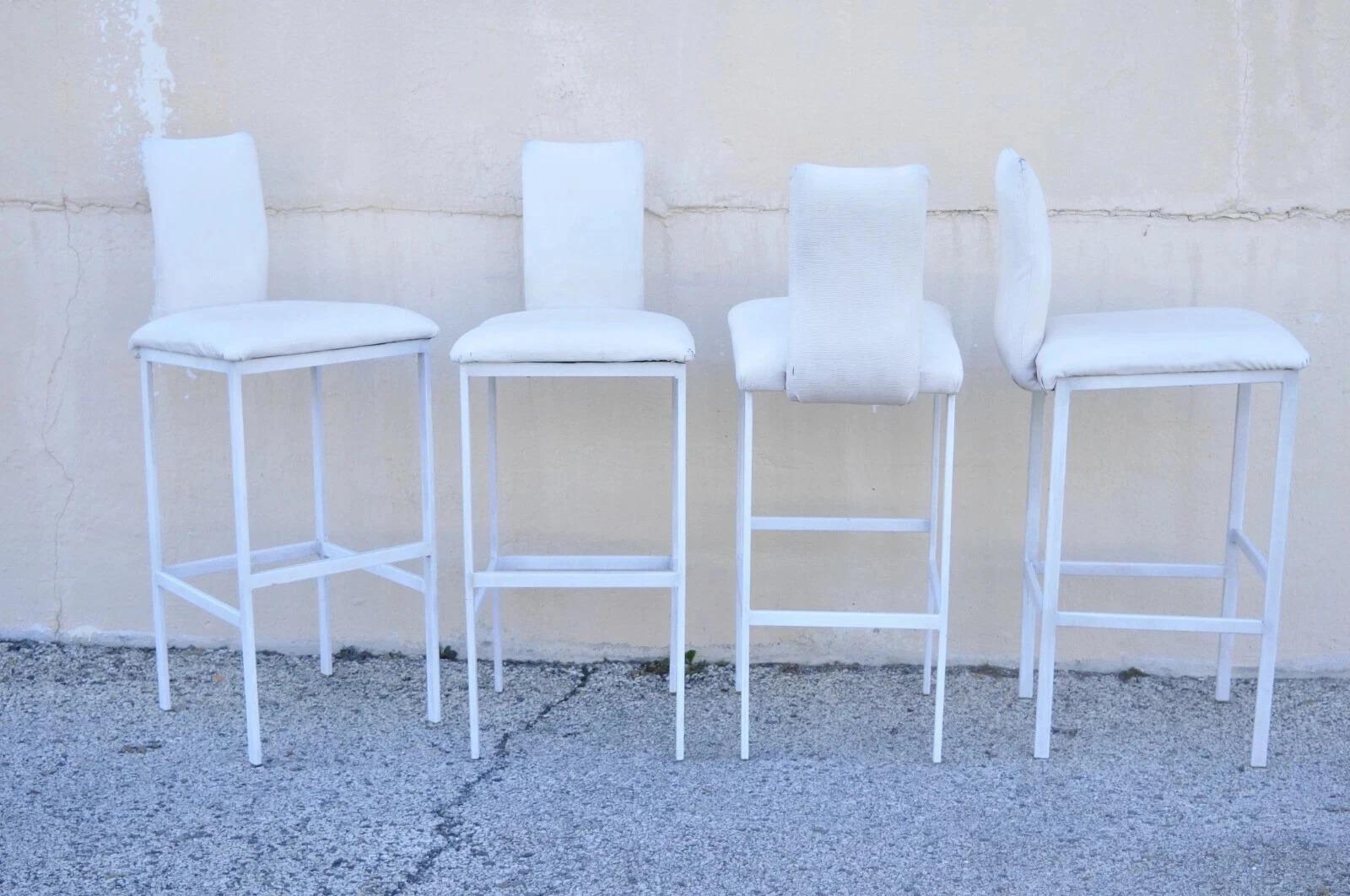 Inviaci un messaggio con il tuo codice postale per richiedere un preventivo per la spedizione negli Stati Uniti.

Vintage By Ent. Sedia da bar moderna e moderna in metallo bianco scolpito - Set di 4. L'articolo presenta struttura in metallo,