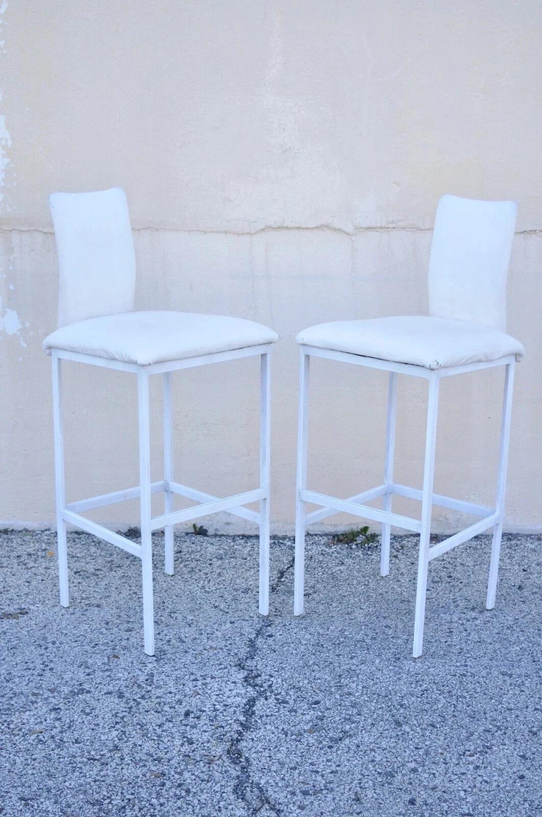 Sconosciuto Minson Ent. Sedia da bar moderna e moderna in metallo bianco scolpito - Set di 4 sedie in vendita