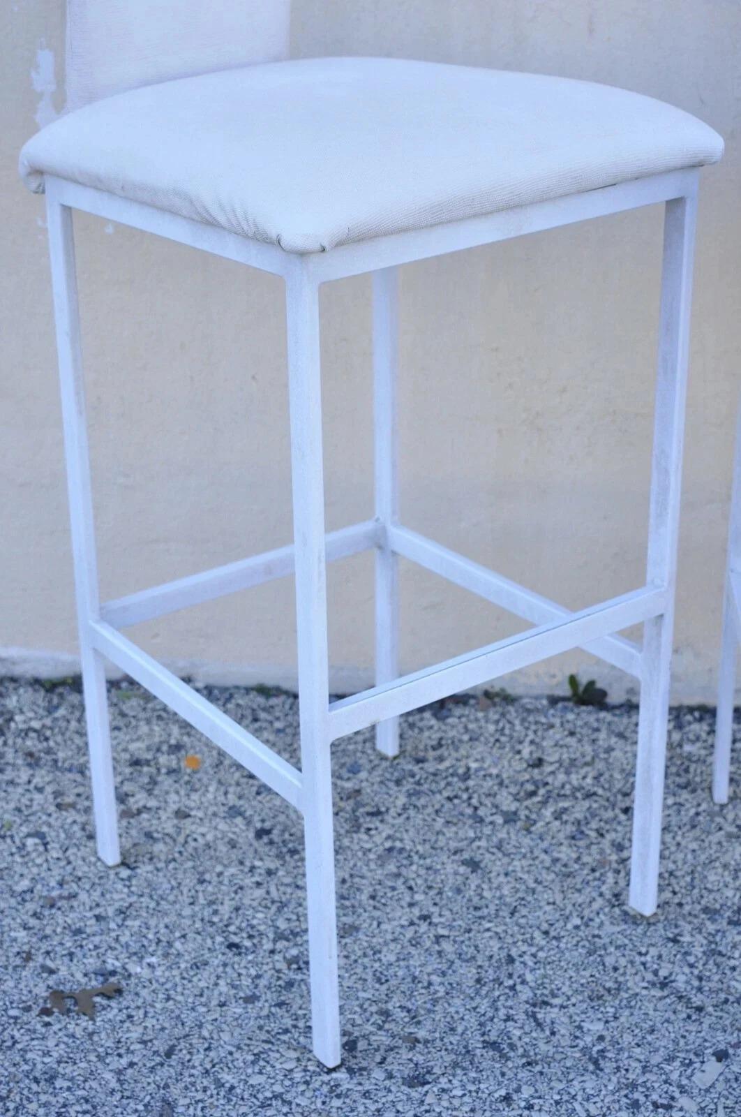 XX secolo Minson Ent. Sedia da bar moderna e moderna in metallo bianco scolpito - Set di 4 sedie in vendita