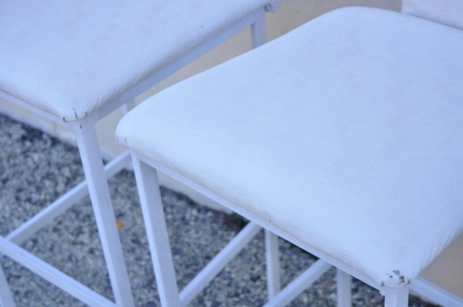 Metallo Minson Ent. Sedia da bar moderna e moderna in metallo bianco scolpito - Set di 4 sedie in vendita