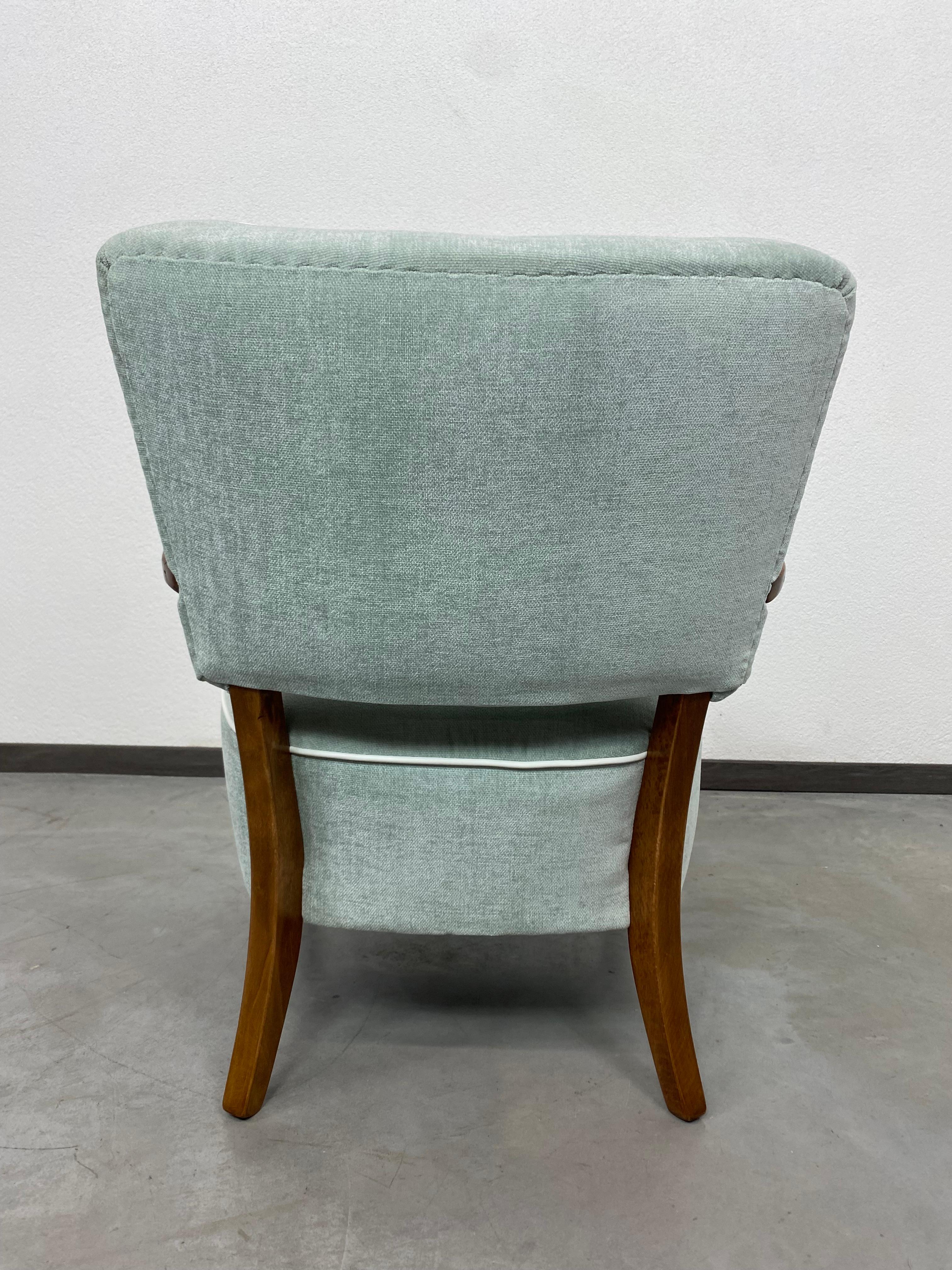 Beech Mint art deco chair H237 by Jindřich Halabala For Sale