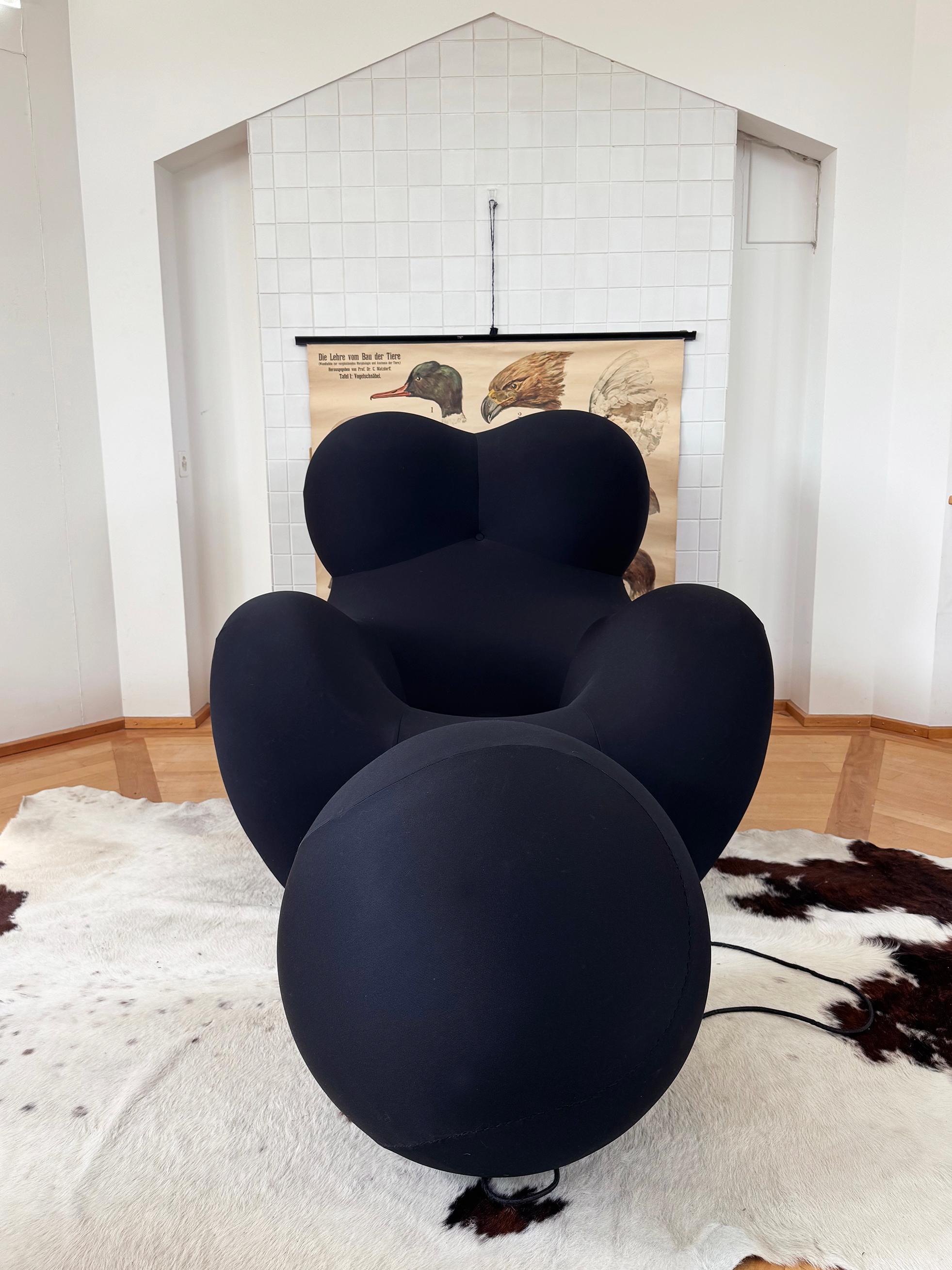 Magnifique UP5 + UP6 Gaetano d'origine, marqués et labellisés.
Ensemble chaise et ottoman, vendus ensemble.
Incroyable état comme neuf. Etat neuf, exquis.
Il s'agit d'un exemple vraiment magnifique de cette chaise. Aucun défaut.

EXPÉDITION : Nous