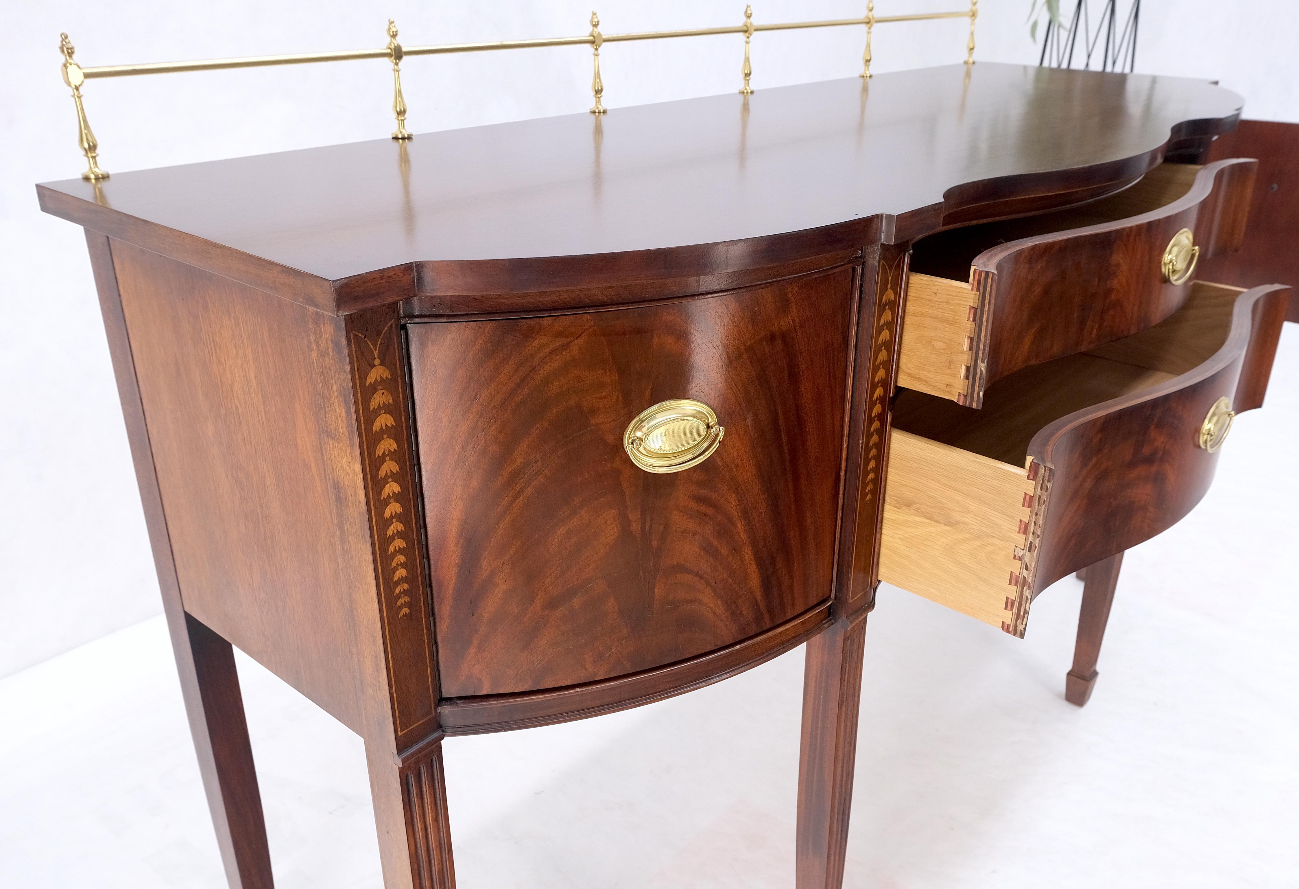 Américain MINT Brass Gallery Crotch Mahogany Serpentine Front Federal Sideboard Thomasvill en vente