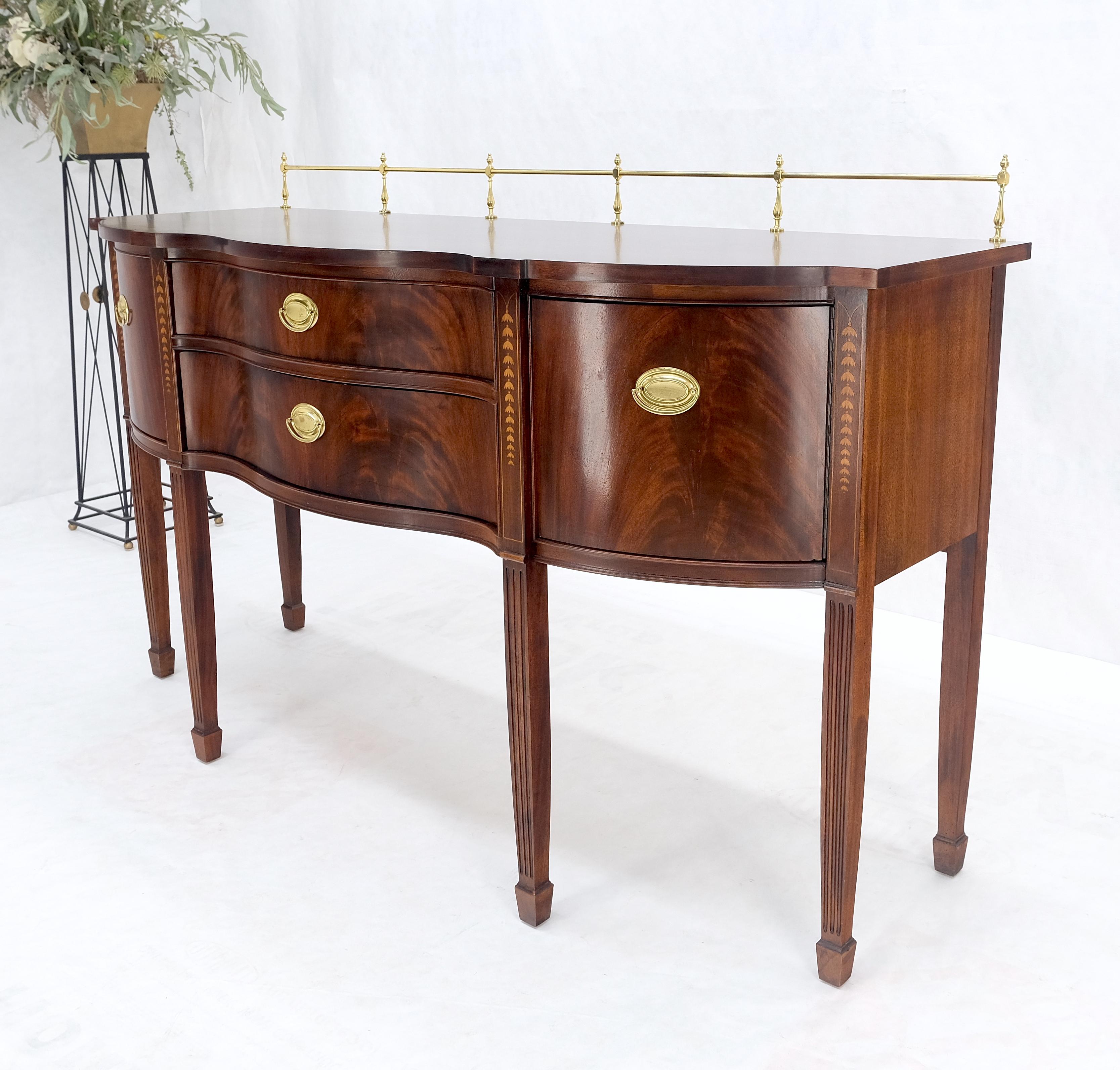 20ième siècle MINT Brass Gallery Crotch Mahogany Serpentine Front Federal Sideboard Thomasvill en vente