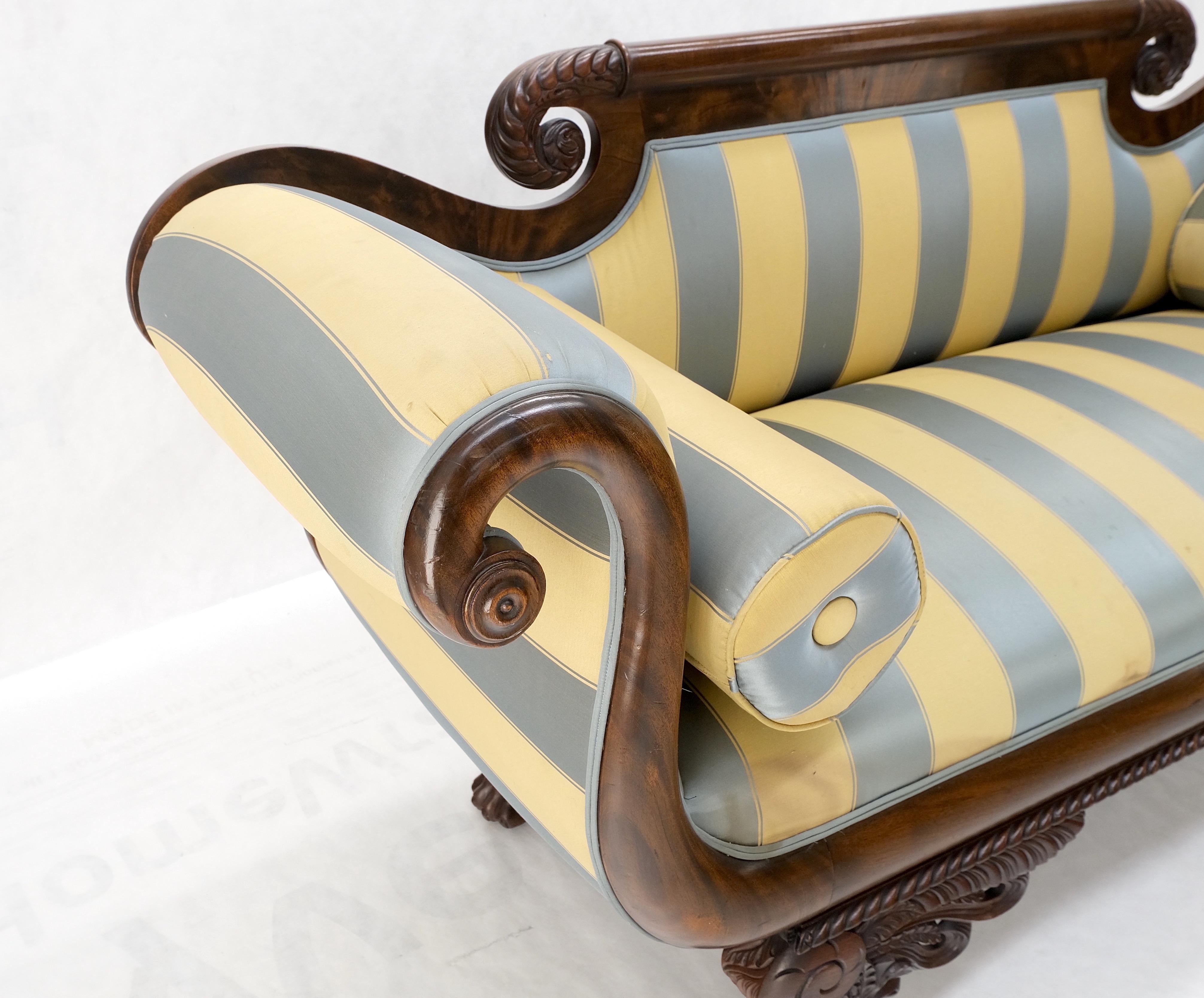 Américain Mint Condition Empire Sofa Sette Loveseat Couch Fine Carved Details Lions Feet en vente