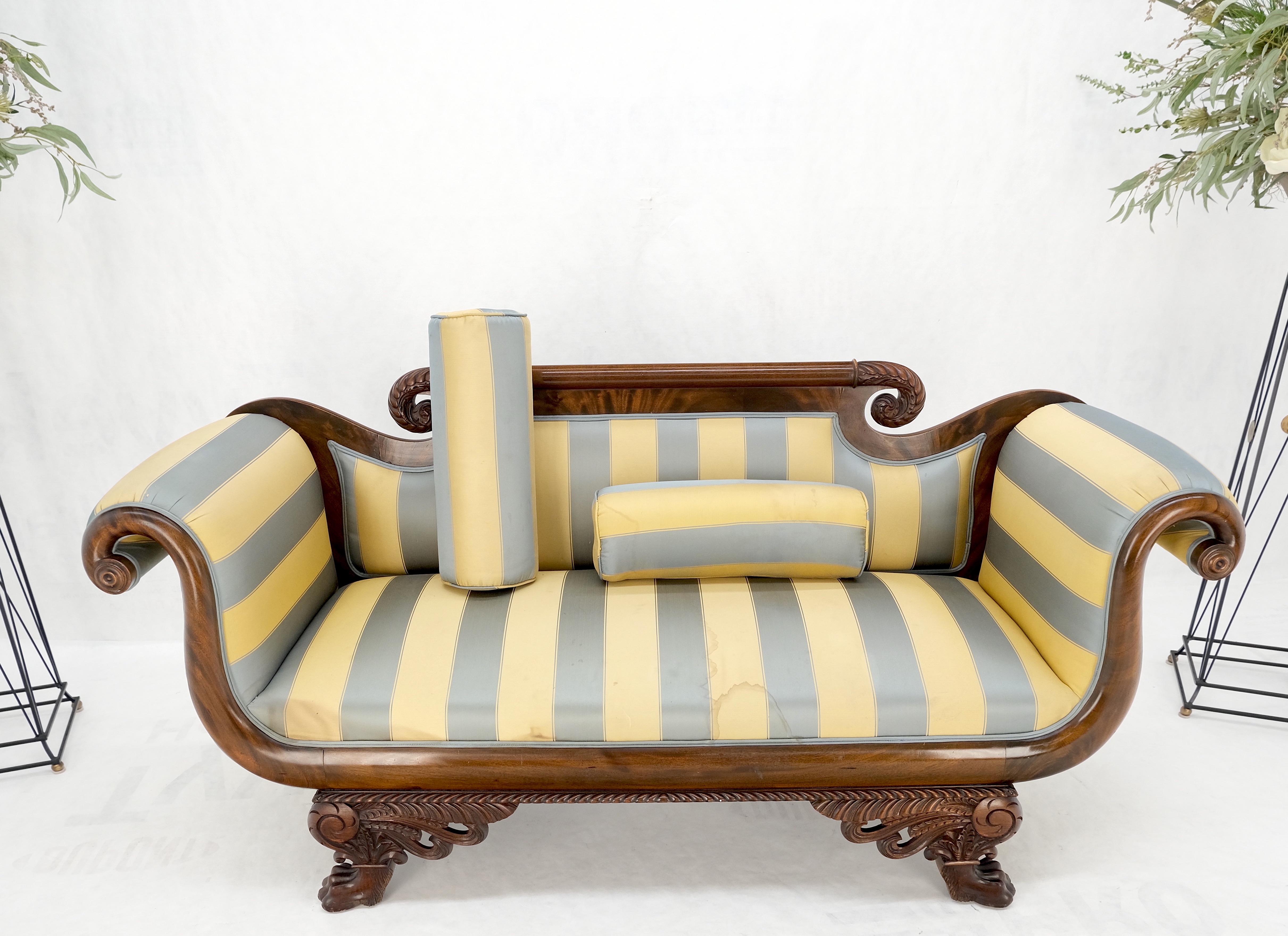 Mint Condition Empire Sofa Sette Loveseat Couch Fine Carved Details Lions Feet Bon état - En vente à Rockaway, NJ