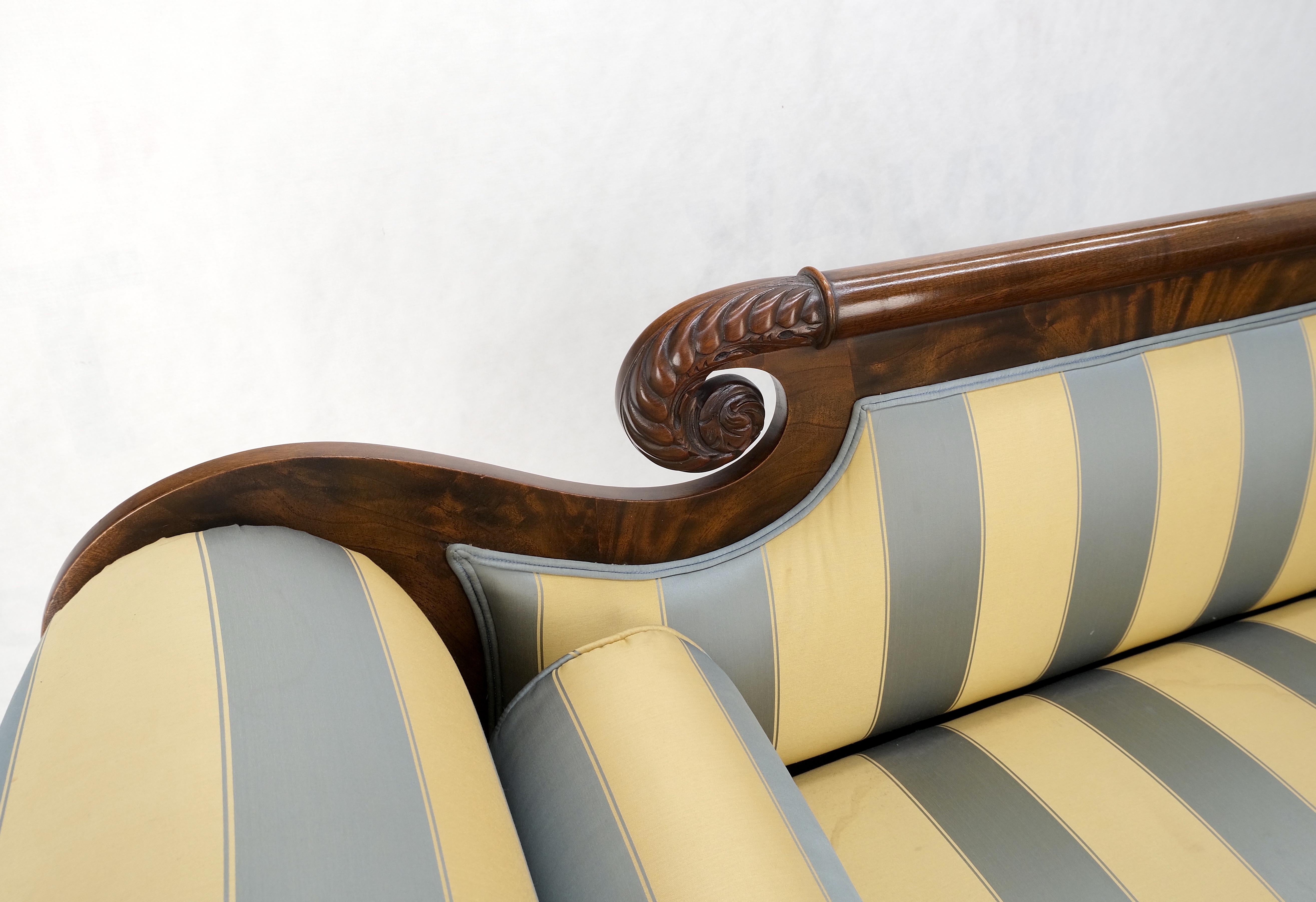 Tissu d'ameublement Mint Condition Empire Sofa Sette Loveseat Couch Fine Carved Details Lions Feet en vente