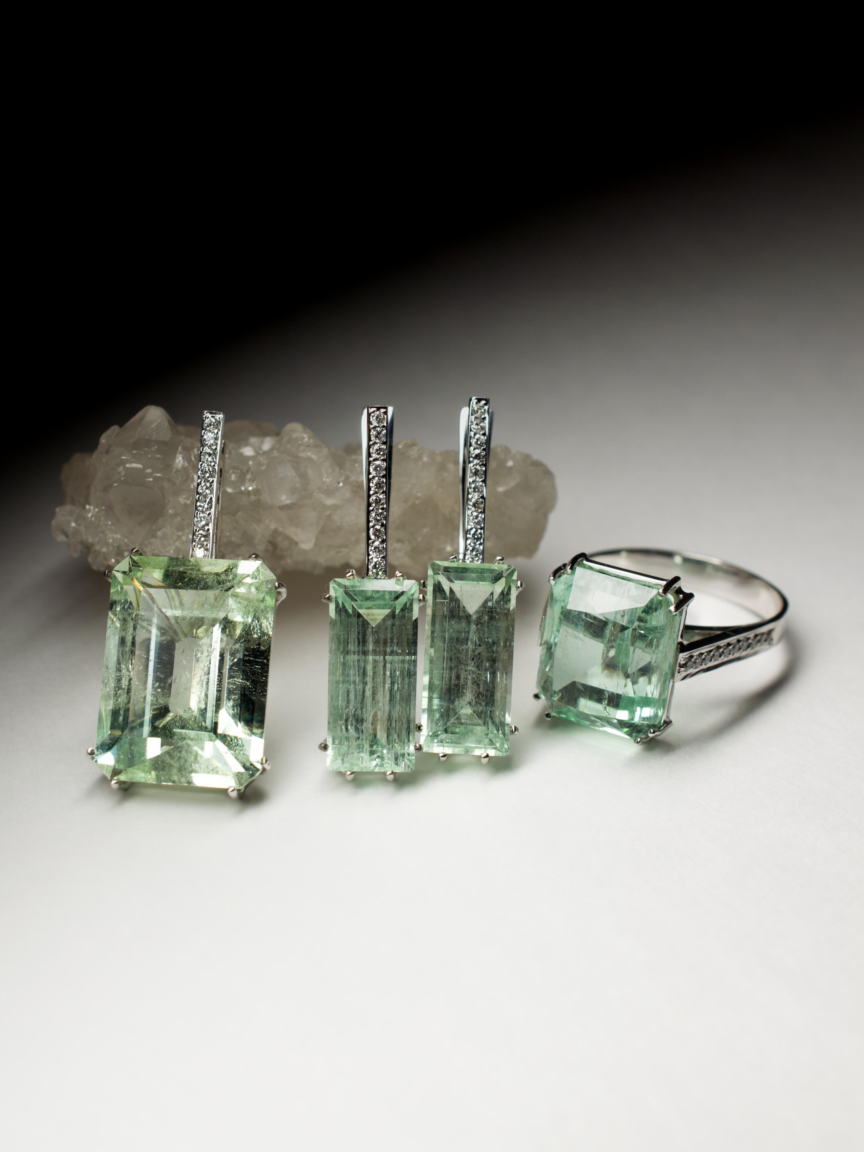 Mint Emerald Diamond Necklace Beryl white gold Green Gemstone Pendant Unisex art For Sale 4