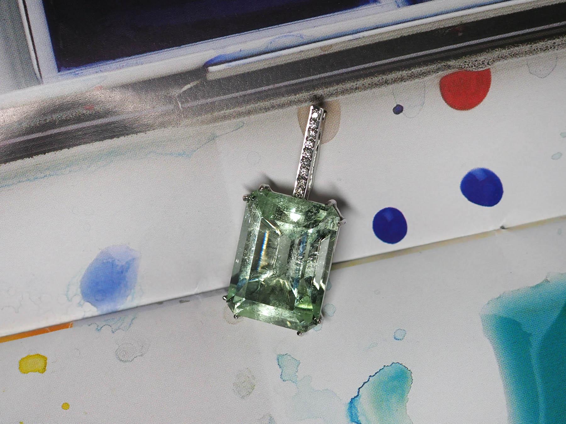Mint Emerald Diamond Necklace Beryl white gold Green Gemstone Pendant Unisex art In New Condition For Sale In Berlin, DE