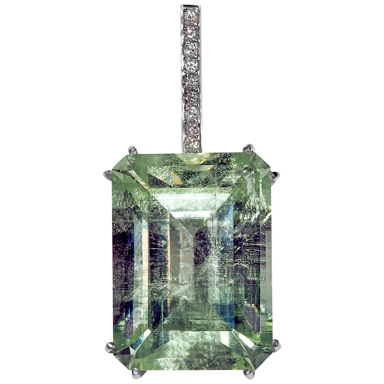 Collier unisexe art avec pendentif en or blanc, béryl et diamants avec pierres précieuses vertes et émeraudes