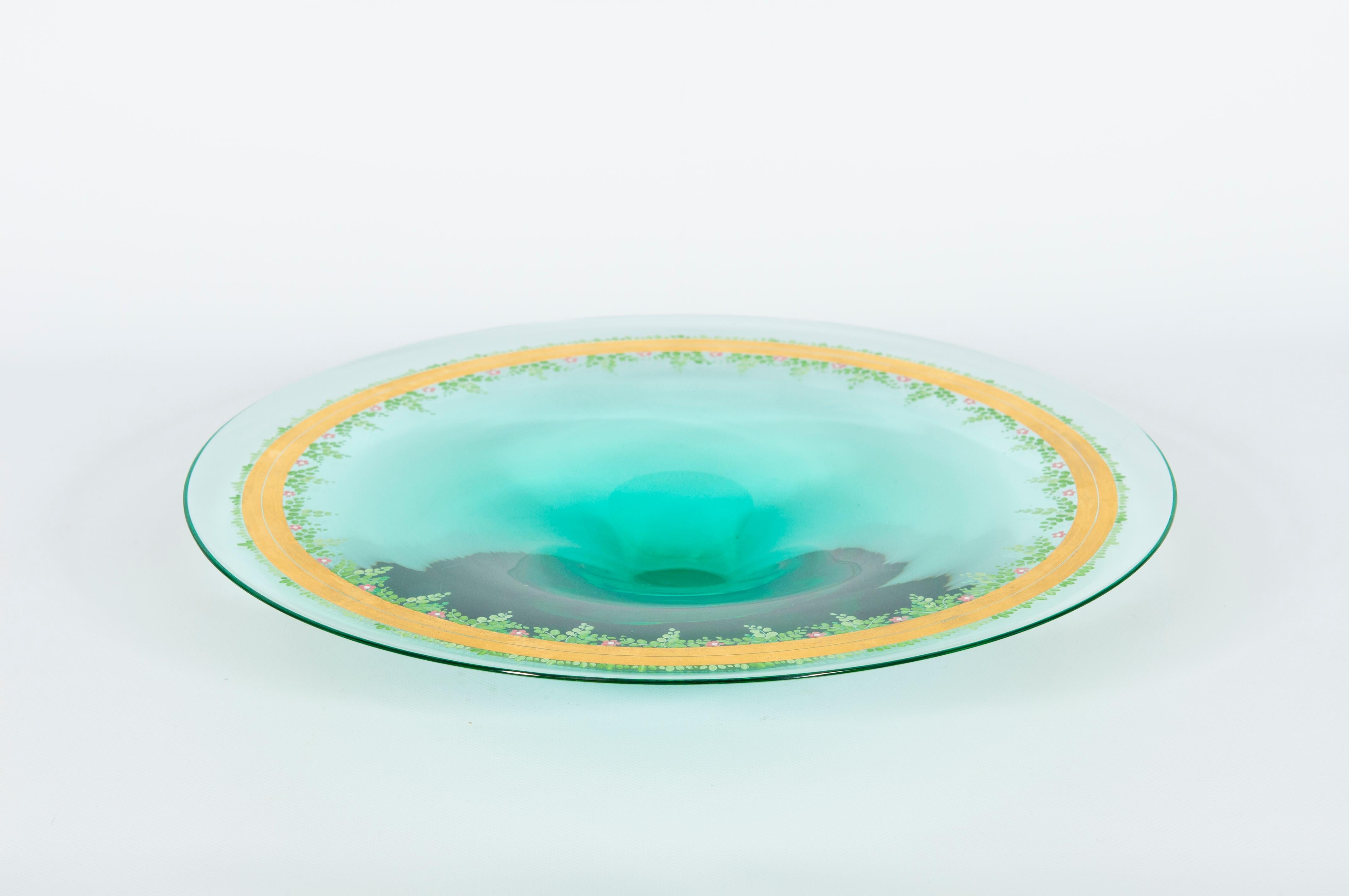 Cuenco con pie de cristal de Murano soplado verde menta con decoración floral Años 80 Italia 

Fabricado totalmente a mano según las antiguas técnicas del soplado de vidrio en la isla de Murano, este cuenco con pie se produjo en la década de 1980 y