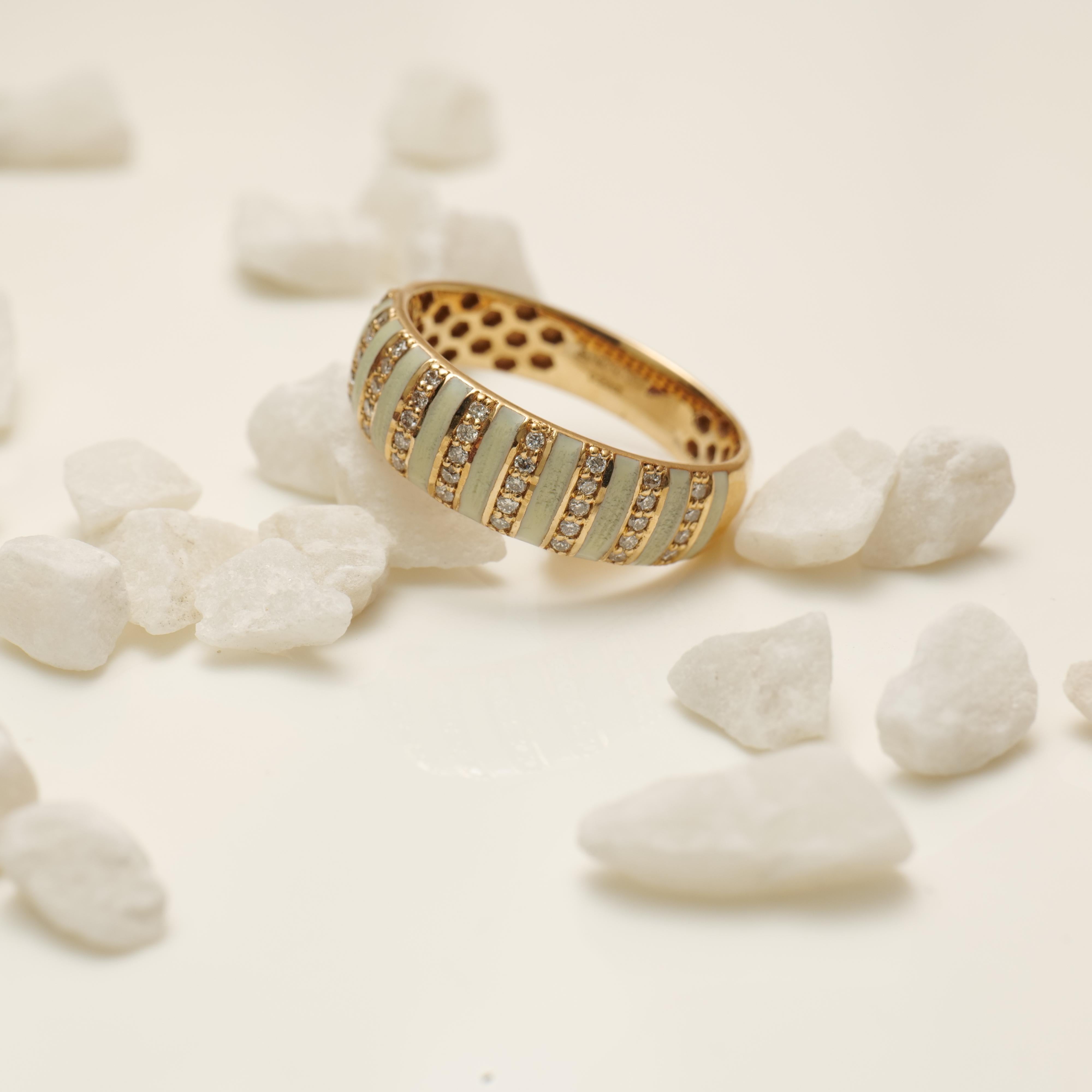 Im Angebot: Mintgrüner emaillierter Diamantring aus 18 Karat massivem Gold () 2