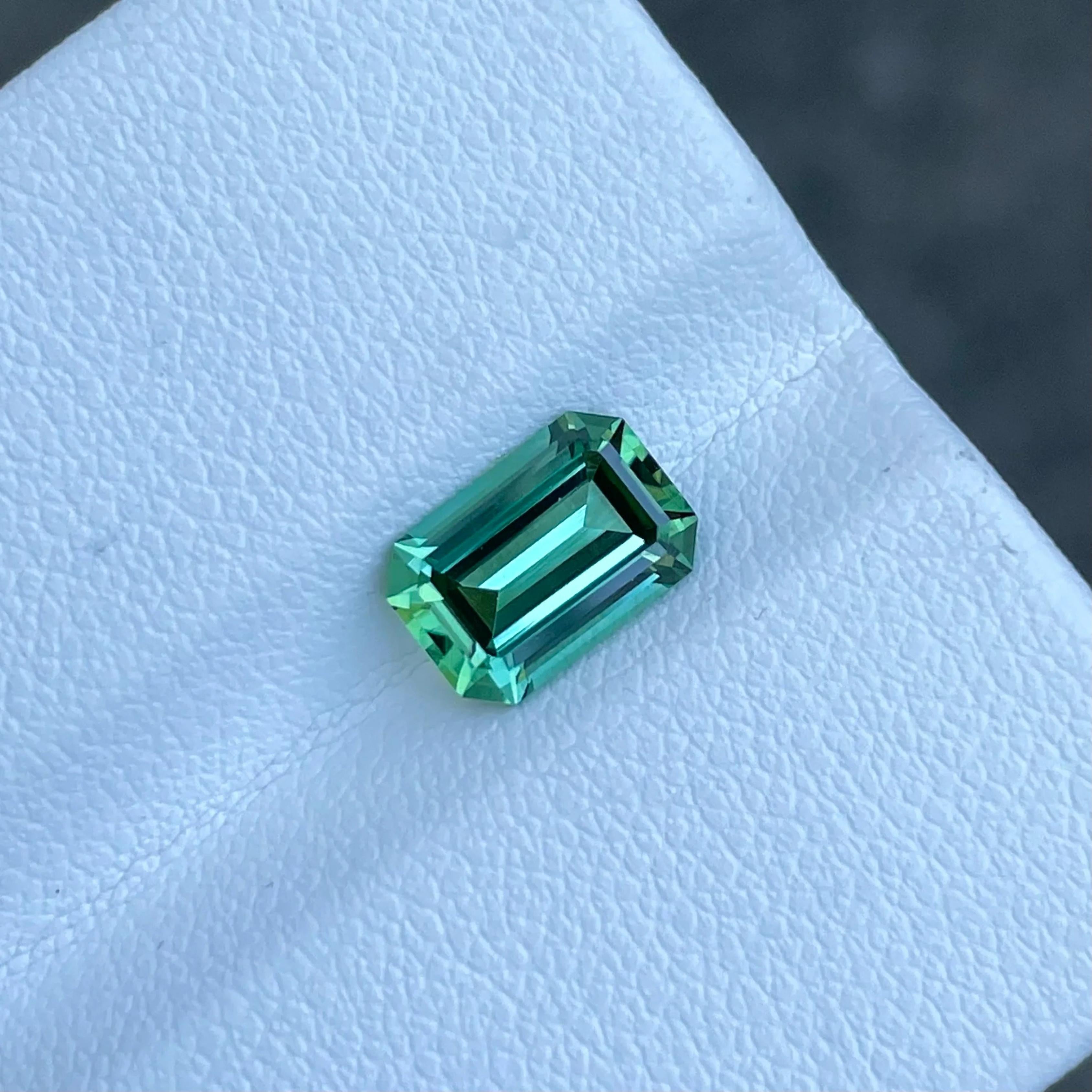 Tourmaline verte menthe de 1,80 carat, pierre précieuse naturelle afghane taille émeraude Unisexe en vente