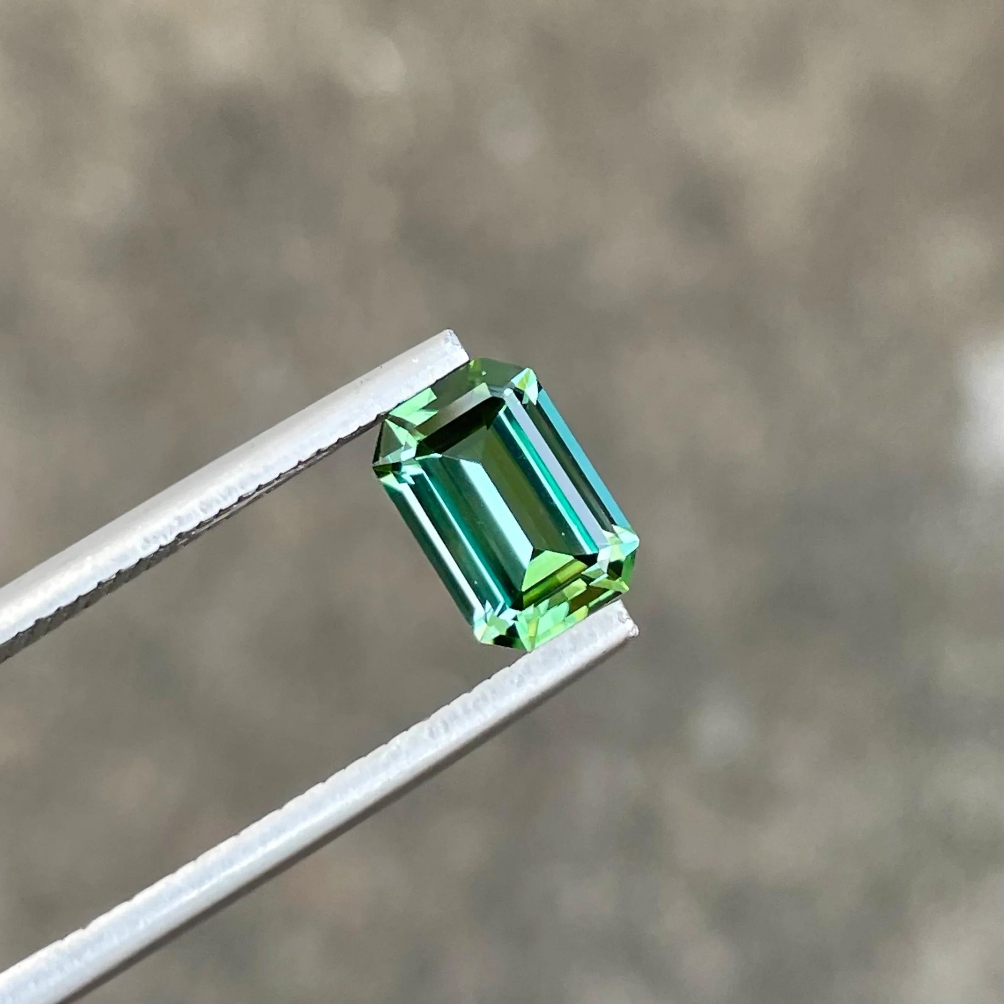 Tourmaline verte menthe de 1,80 carat, pierre précieuse naturelle afghane taille émeraude en vente 1
