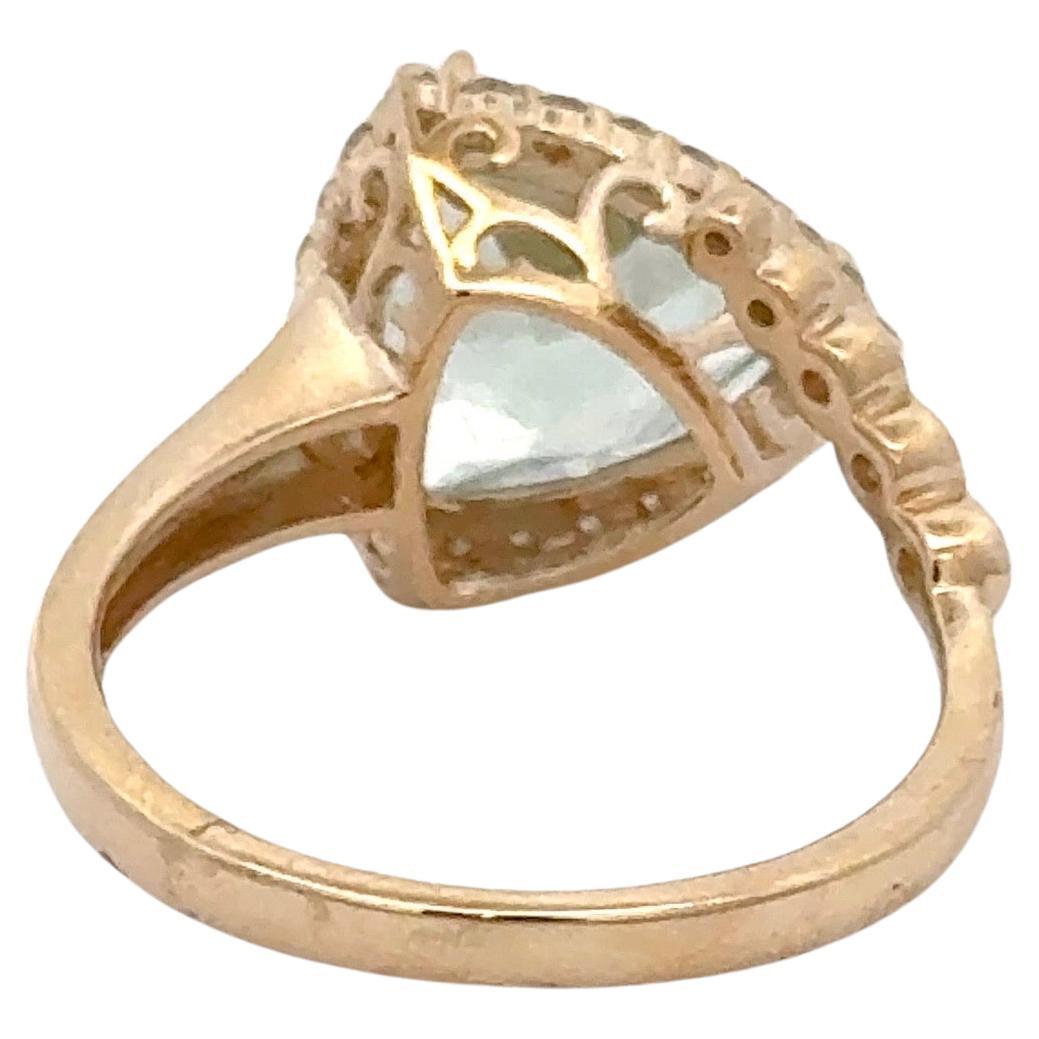 Bague en quartz vert menthe de forme trillion, 3,11 carats, flanquée de 29 brillants ronds pesant 0,24 carats en or jaune 14 carats. 