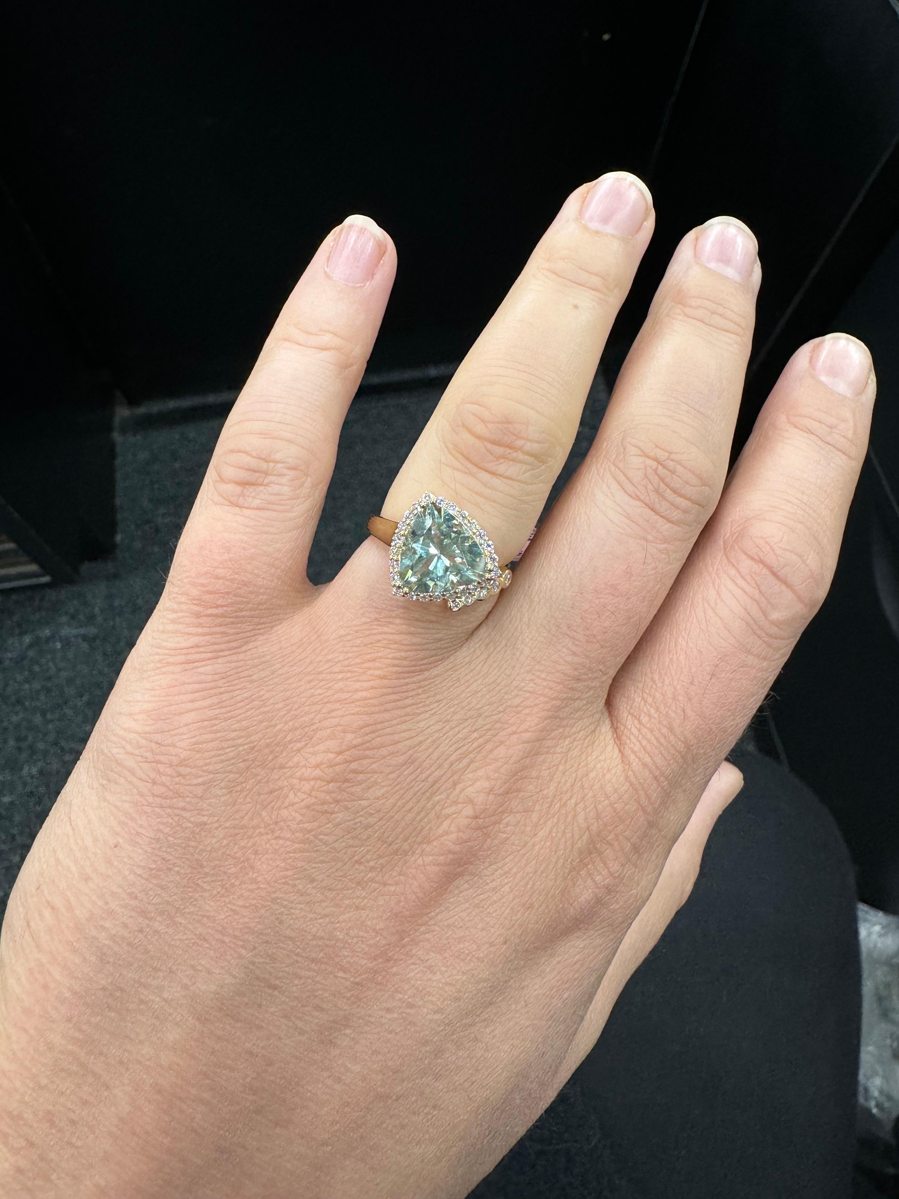 Bague en or jaune 14 carats et quartz vert menthe en forme de trillion de diamants 3,35 carats Neuf - En vente à New York, NY