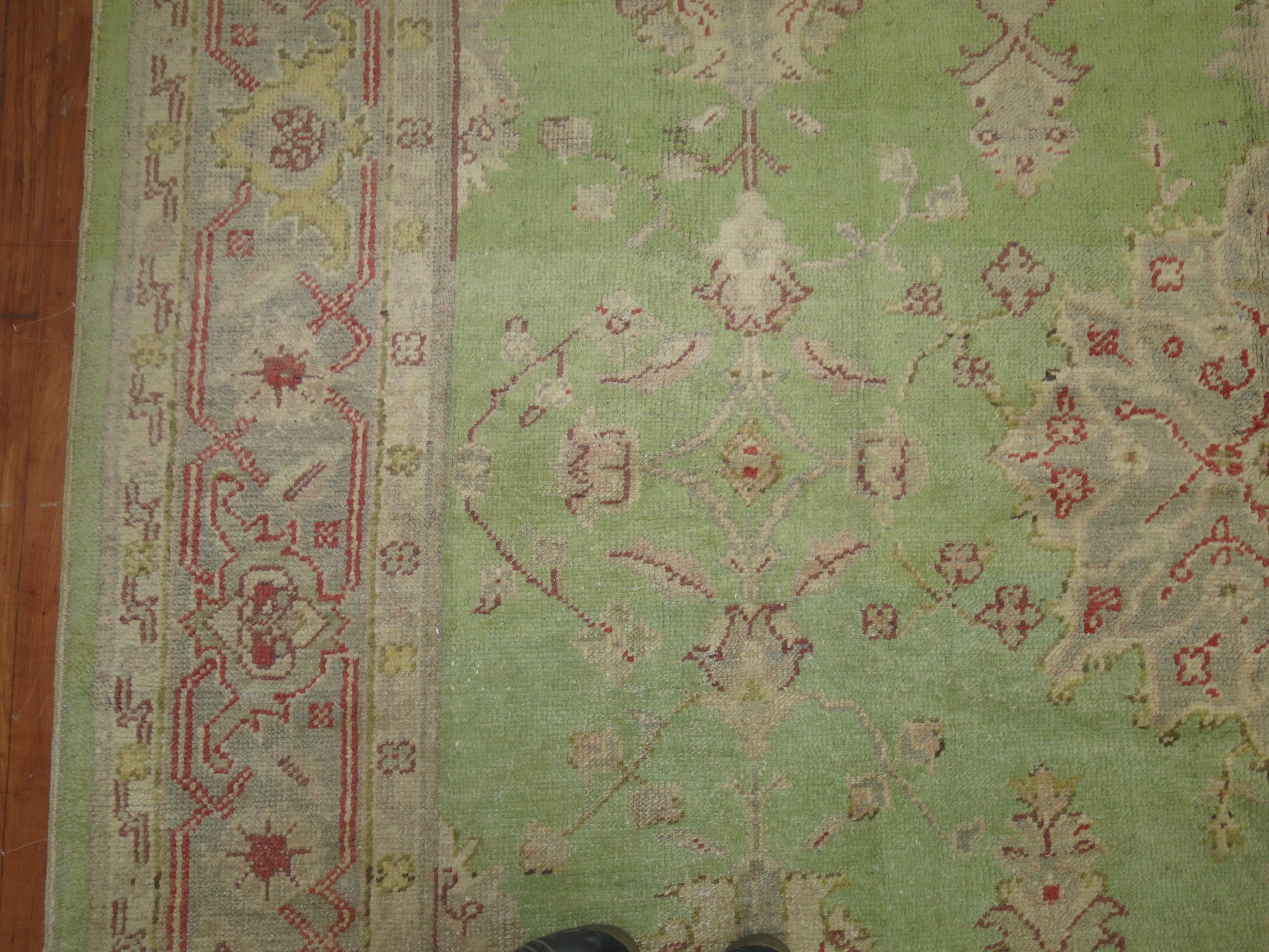 Turc Tapis turc ancien d'Oushak vert menthe, 20ème siècle en vente