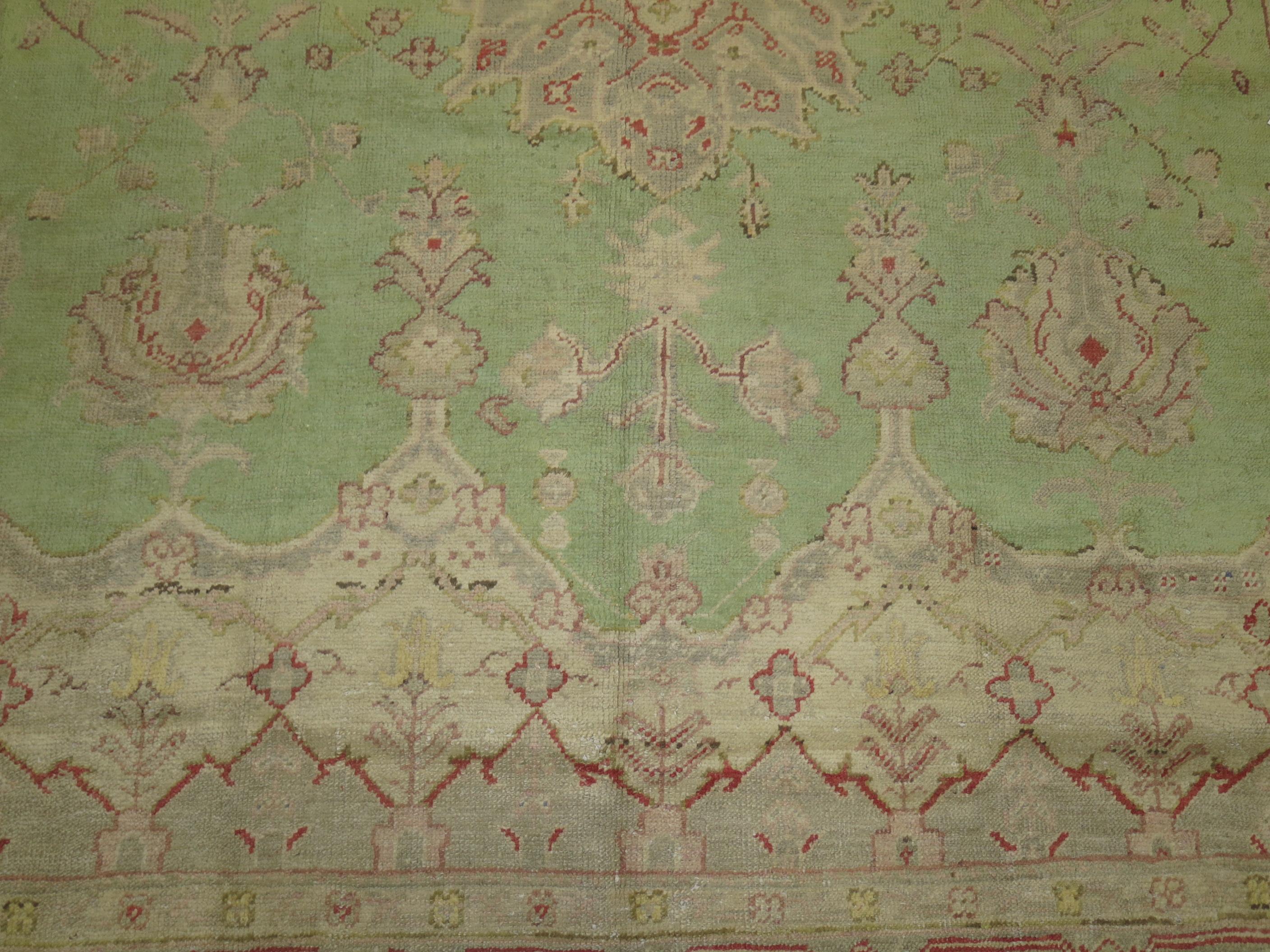 Tapis turc ancien d'Oushak vert menthe, 20ème siècle en vente 1