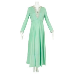 Mintgrünes Maxi-Hostessenkleid aus Seidenjersey mit schwerer Perlenstickerei, Hongkong - M, 1969