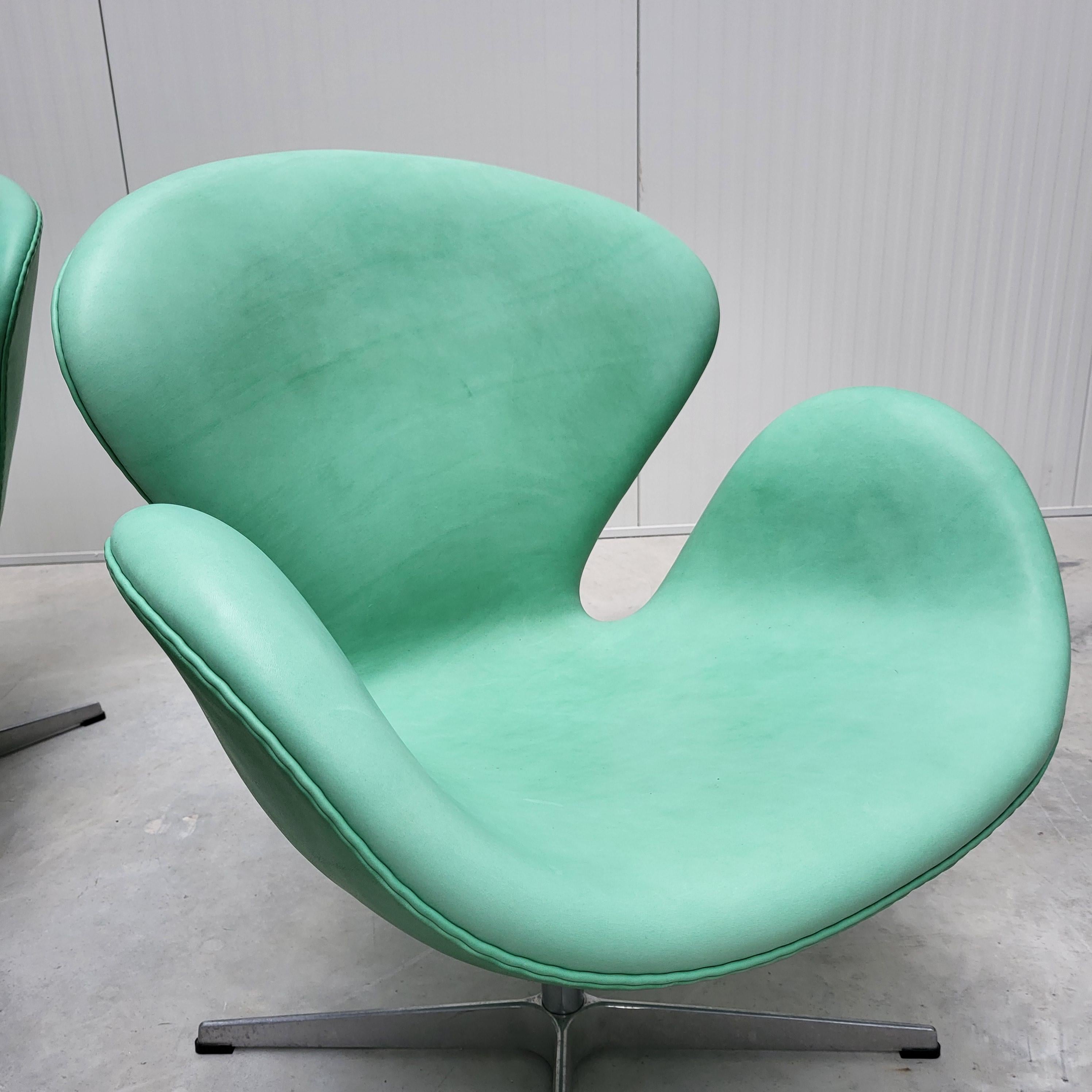 Mint Green Swan Sofa & 2x Chair by Arne Jacobsen for Fritz Hansen For Sale 4