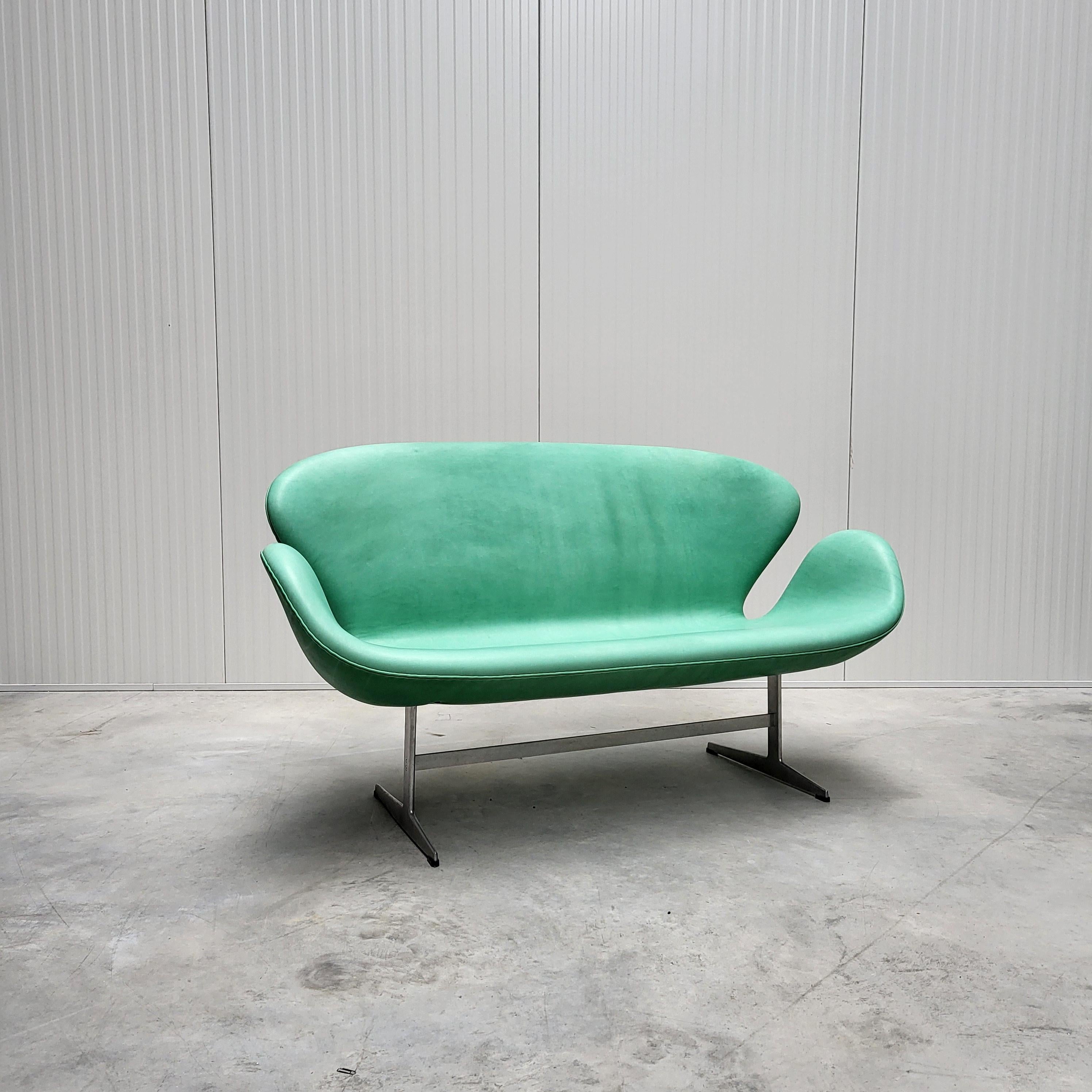 Sofa et 2x chaises Swan vert menthe d'Arne Jacobsen pour Fritz Hansen Excellent état - En vente à Aachen, NW