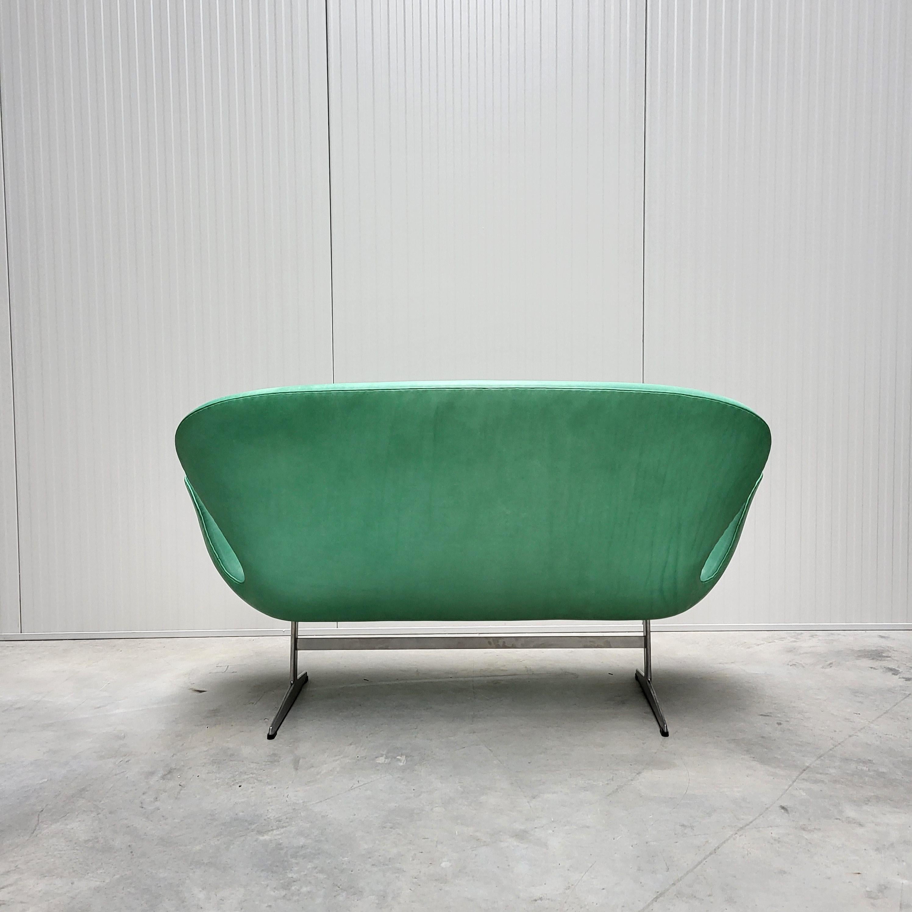 Mint Green Swan Sofa & 2x Chair by Arne Jacobsen for Fritz Hansen For Sale 1