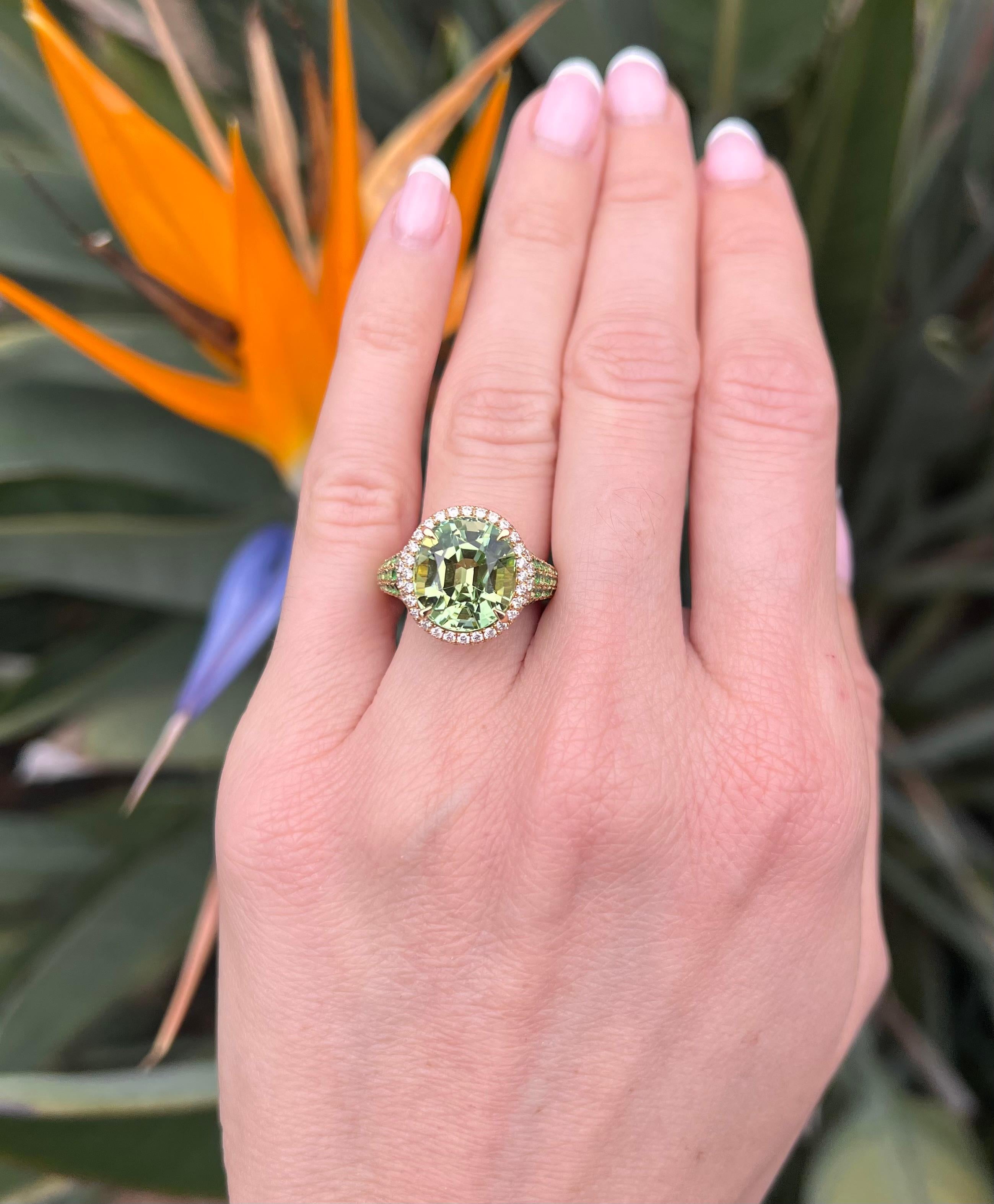 Anillo de cóctel de turmalina verde menta - Oro de lujo de 18 quilates con tsavoritas y diamantes Contemporáneo en venta