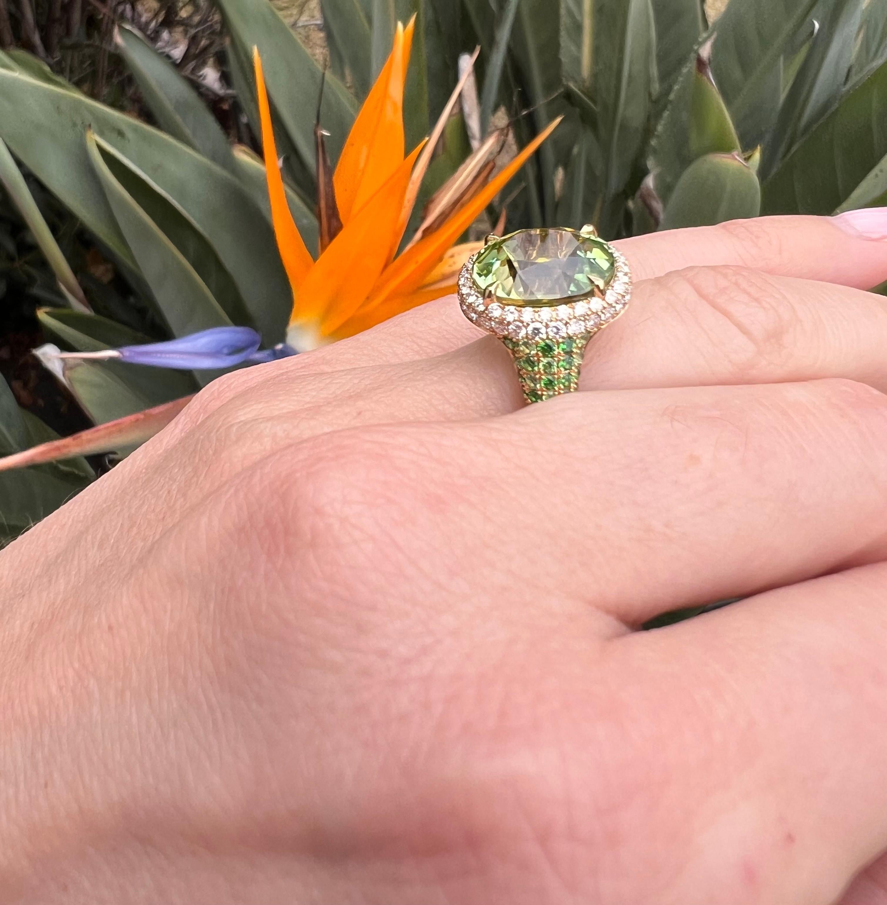 Anillo de cóctel de turmalina verde menta - Oro de lujo de 18 quilates con tsavoritas y diamantes Corte oval en venta