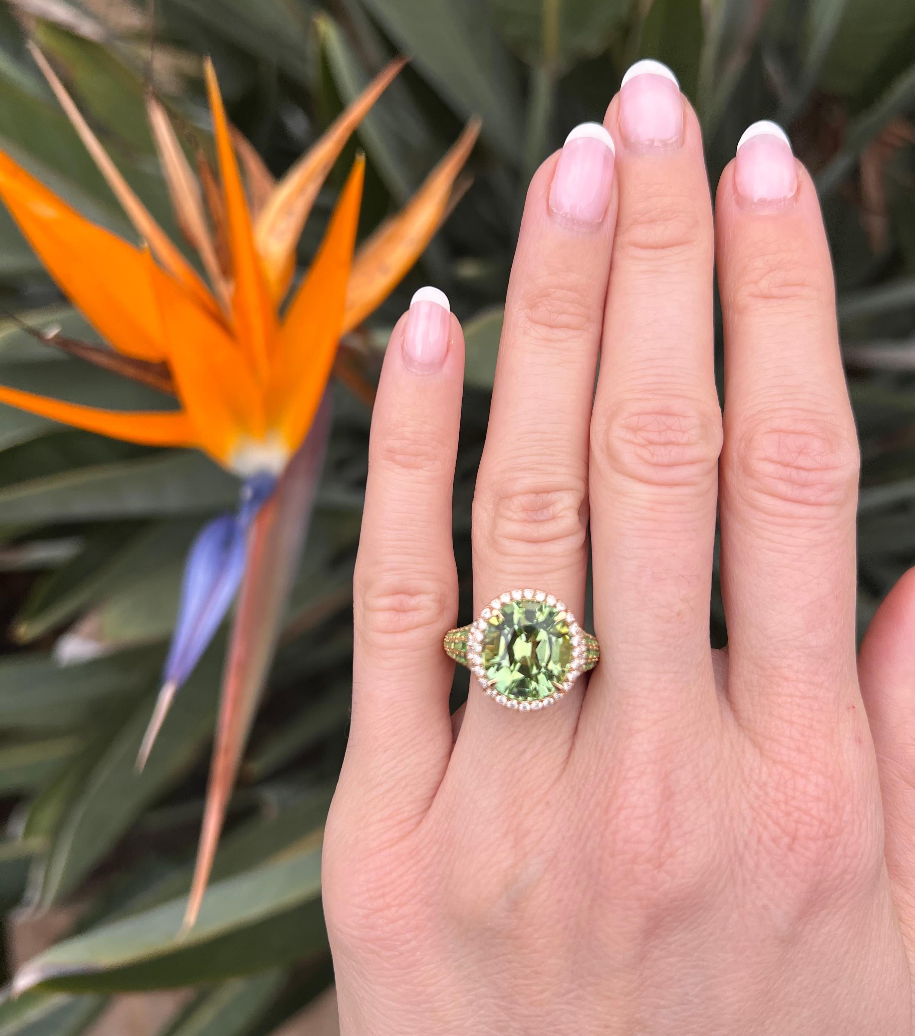 Anillo de cóctel de turmalina verde menta - Oro de lujo de 18 quilates con tsavoritas y diamantes en Nuevo estado para la venta en Beverly Hills, CA