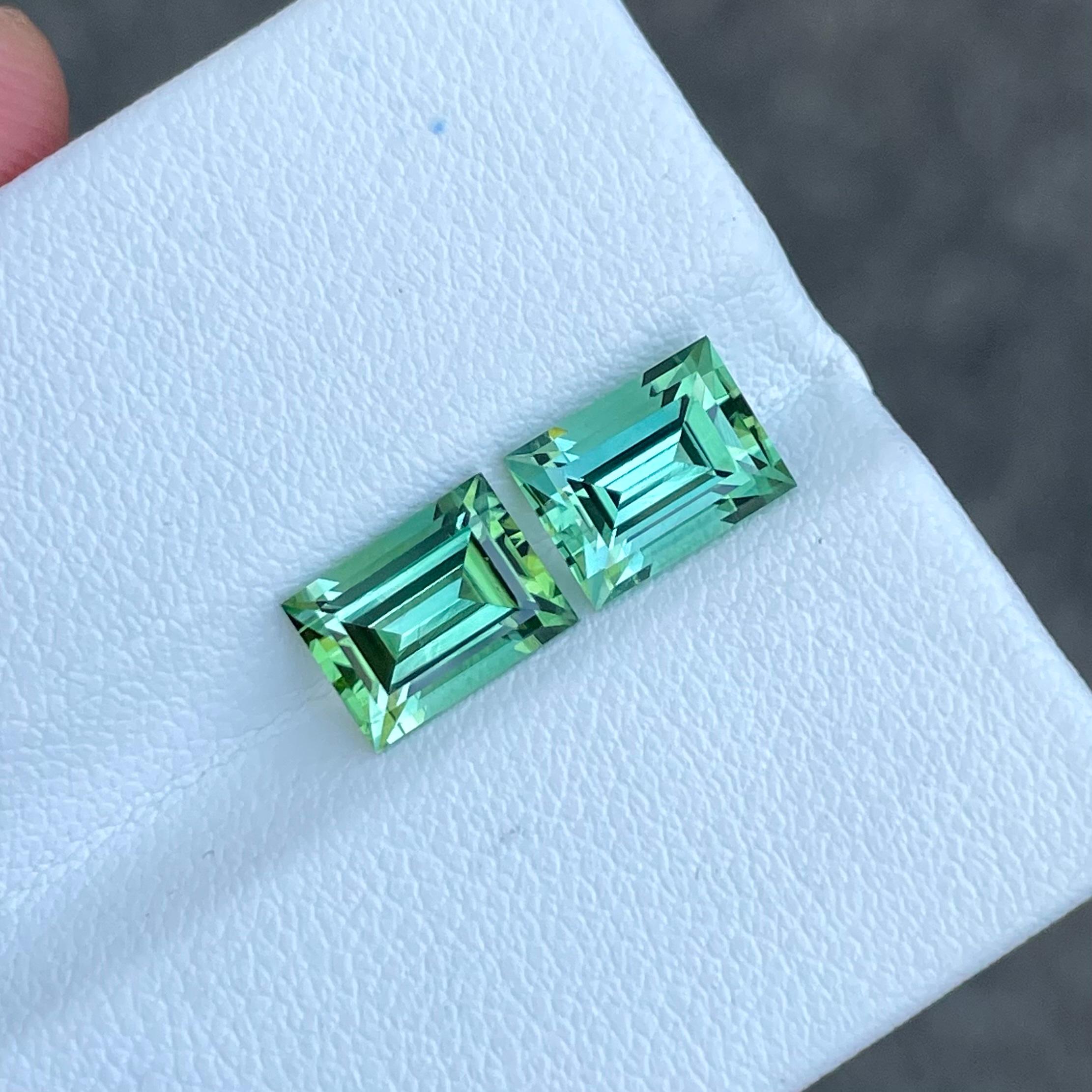 Weight 4.15 carats 
Dimensions 8.5 x 6.3 mm
Treatment None  
Origin Afghanistan 
Clarity Eye Clean 
Shape Rectangular 
Cut Baguette 




Enhance your jewelry collection with this stunning Mint Green Tourmaline Pair, each boasting 4.15 carats of