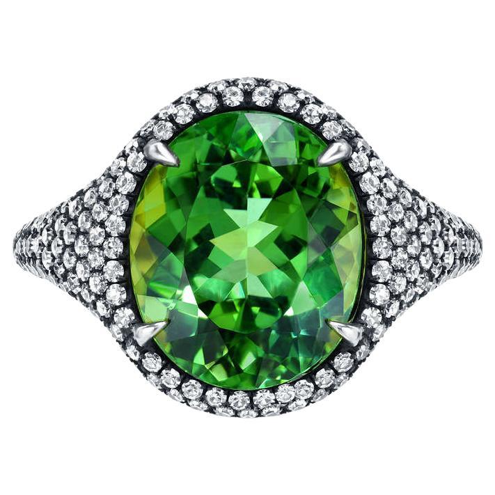 Anello di lusso con tormalina ovale verde menta e diamanti da 5,40 carati in oro giallo 18 carati e argento con finitura nera - Regalo romantico di alta gioielleria - Tamir By Merkaba Beverly Hills.

La bellezza radiosa della tormalina verde