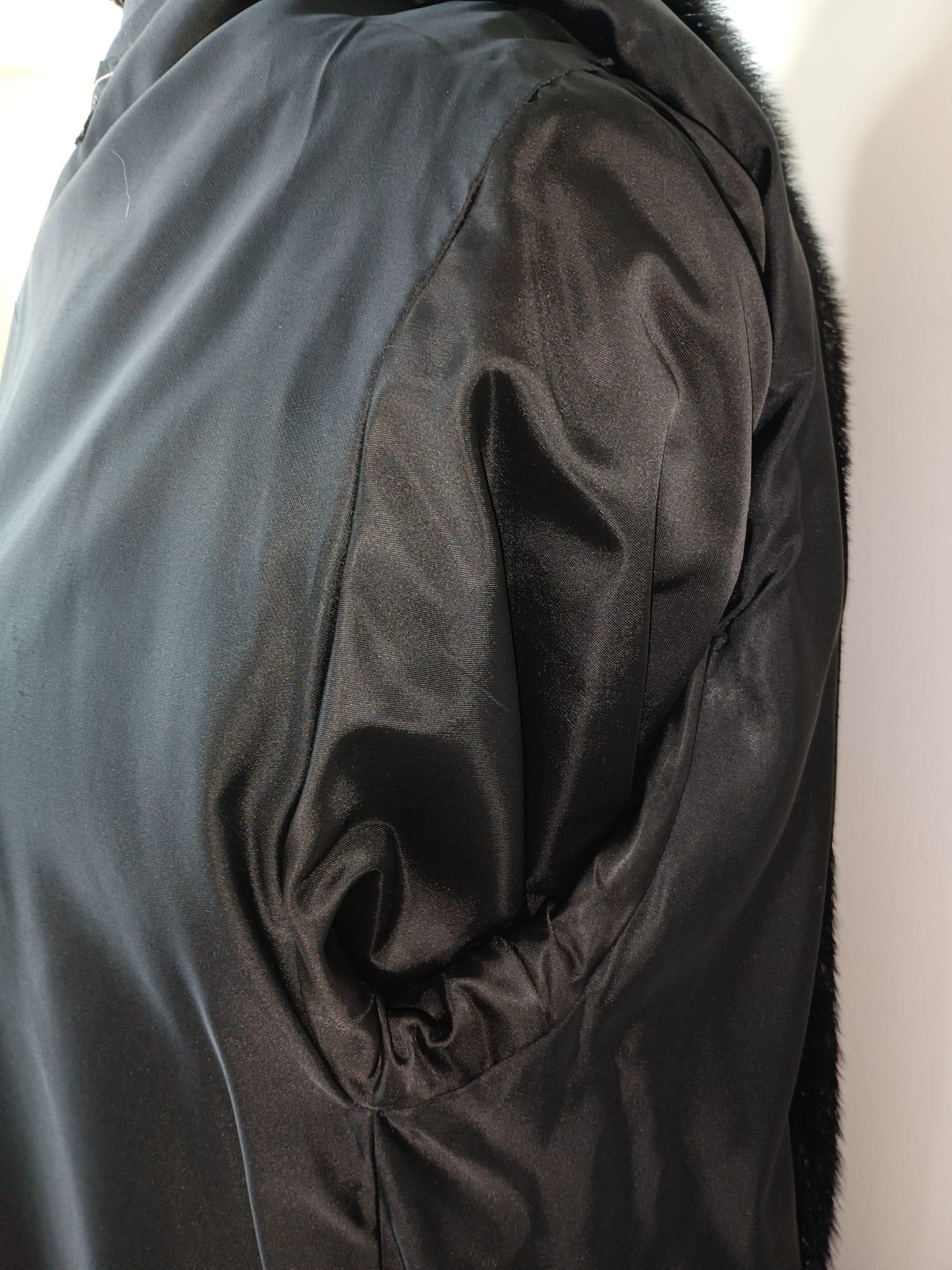 Manteau en fourrure de vison noir lustré (Taille 10 M) en vente 9